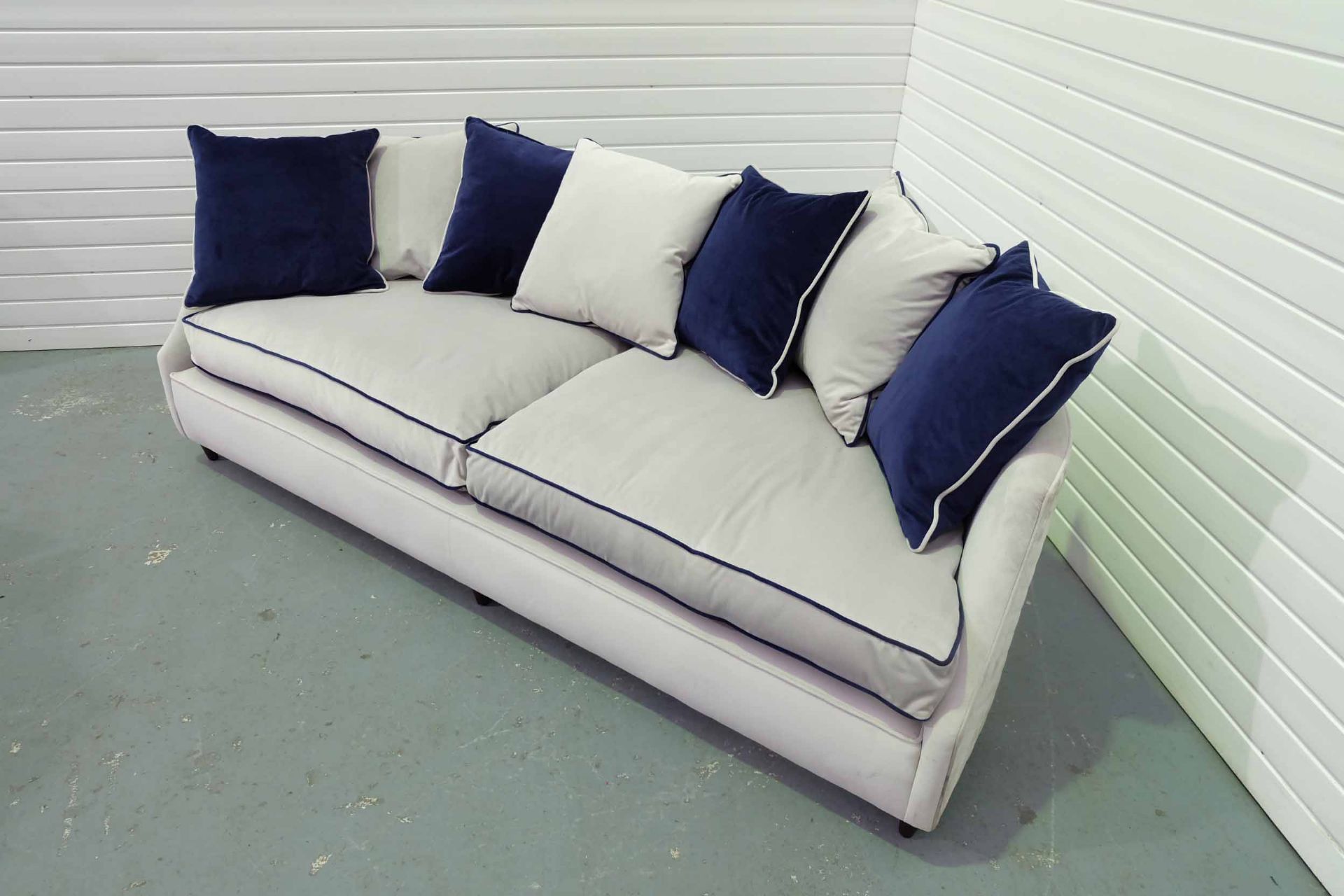 Steed Upholstery 'Hockley' Range Fully Handmade Scatter Back Snuggler Sofa. Includes 7 Scatter Cushi - Image 2 of 7