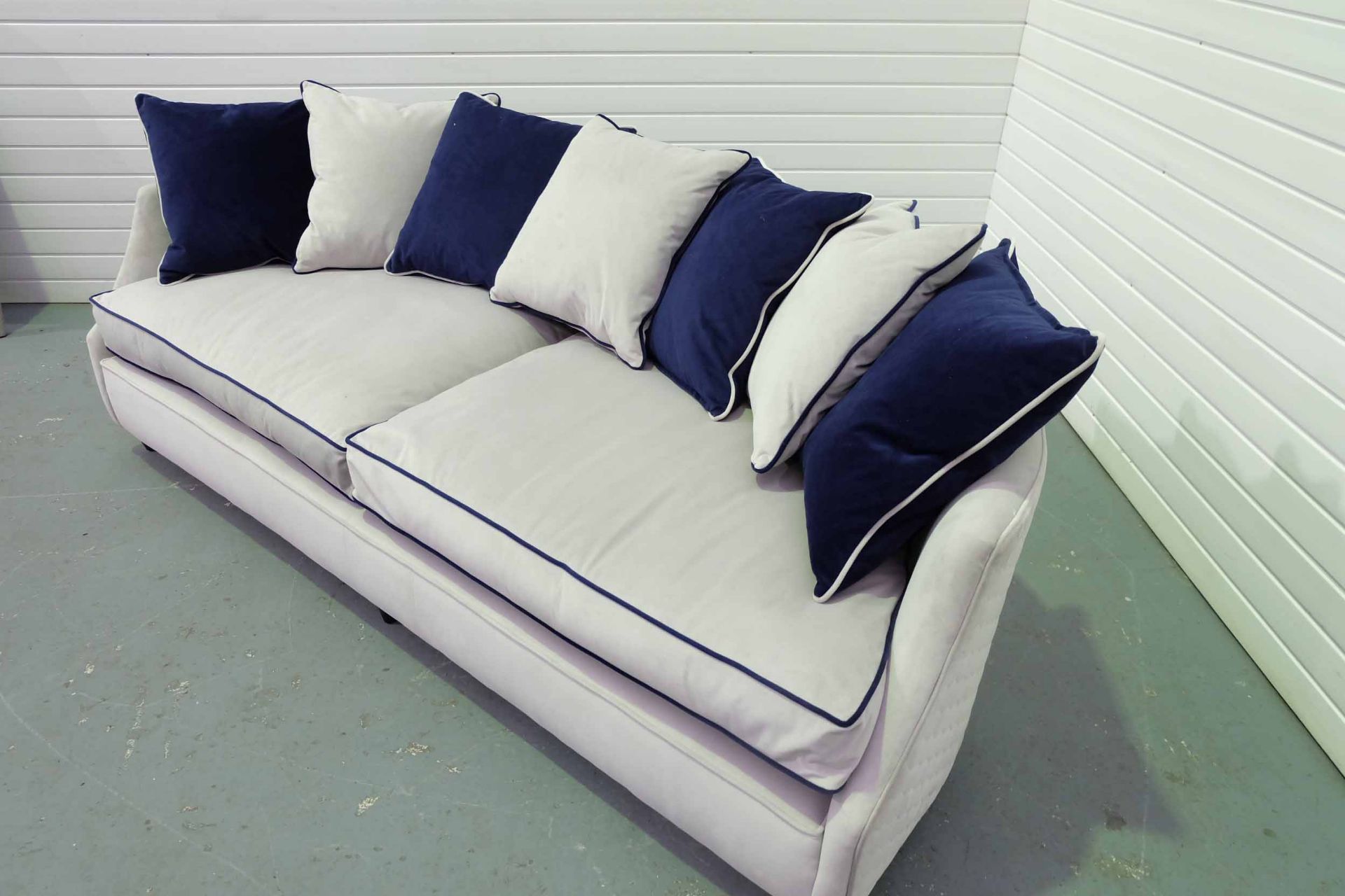 Steed Upholstery 'Hockley' Range Fully Handmade Scatter Back Snuggler Sofa. Includes 7 Scatter Cushi - Image 2 of 6