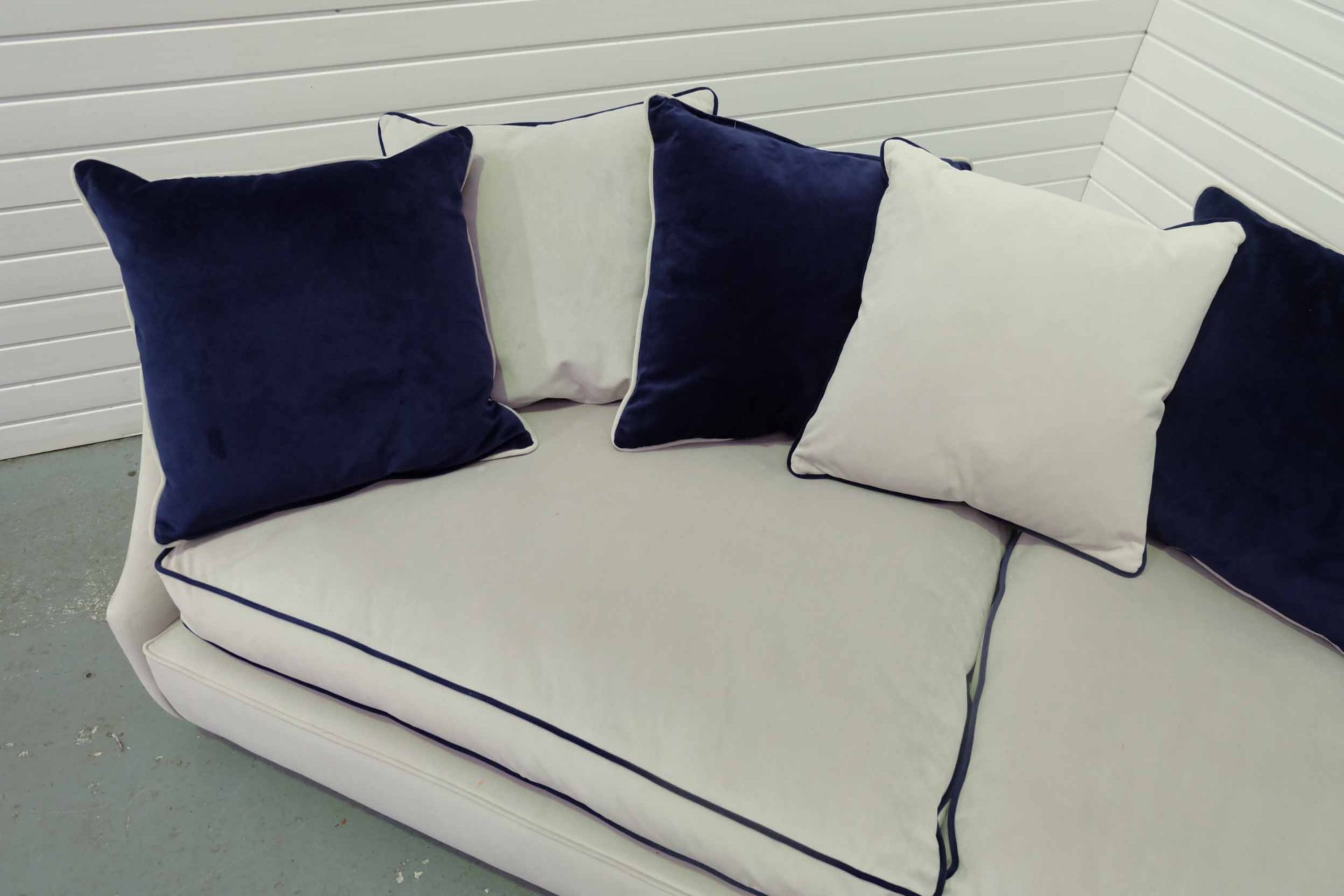 Steed Upholstery 'Hockley' Range Fully Handmade Scatter Back Snuggler Sofa. Includes 7 Scatter Cushi - Image 4 of 7