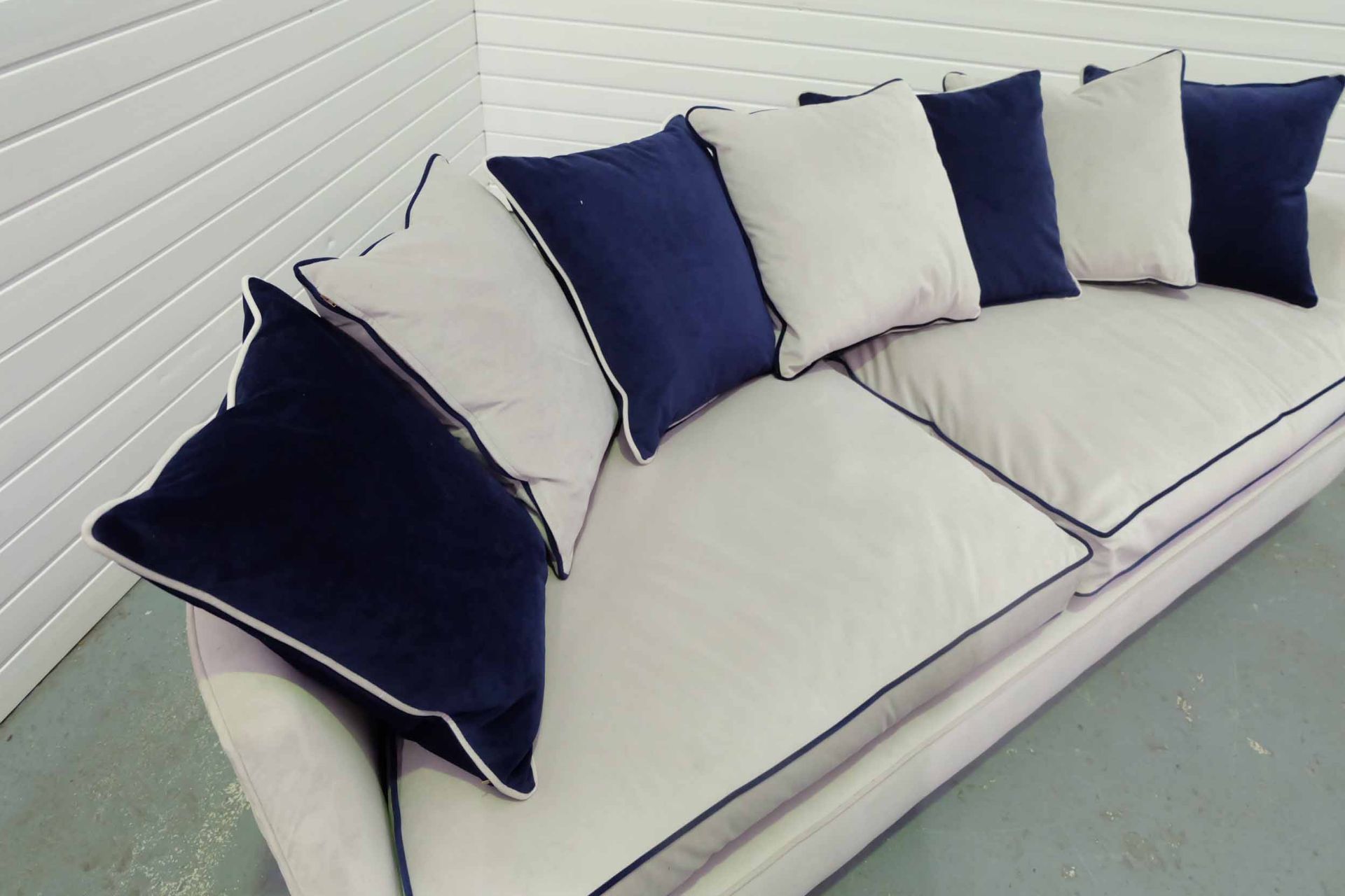 Steed Upholstery 'Hockley' Range Fully Handmade Scatter Back Snuggler Sofa. Includes 7 Scatter Cushi - Image 3 of 6