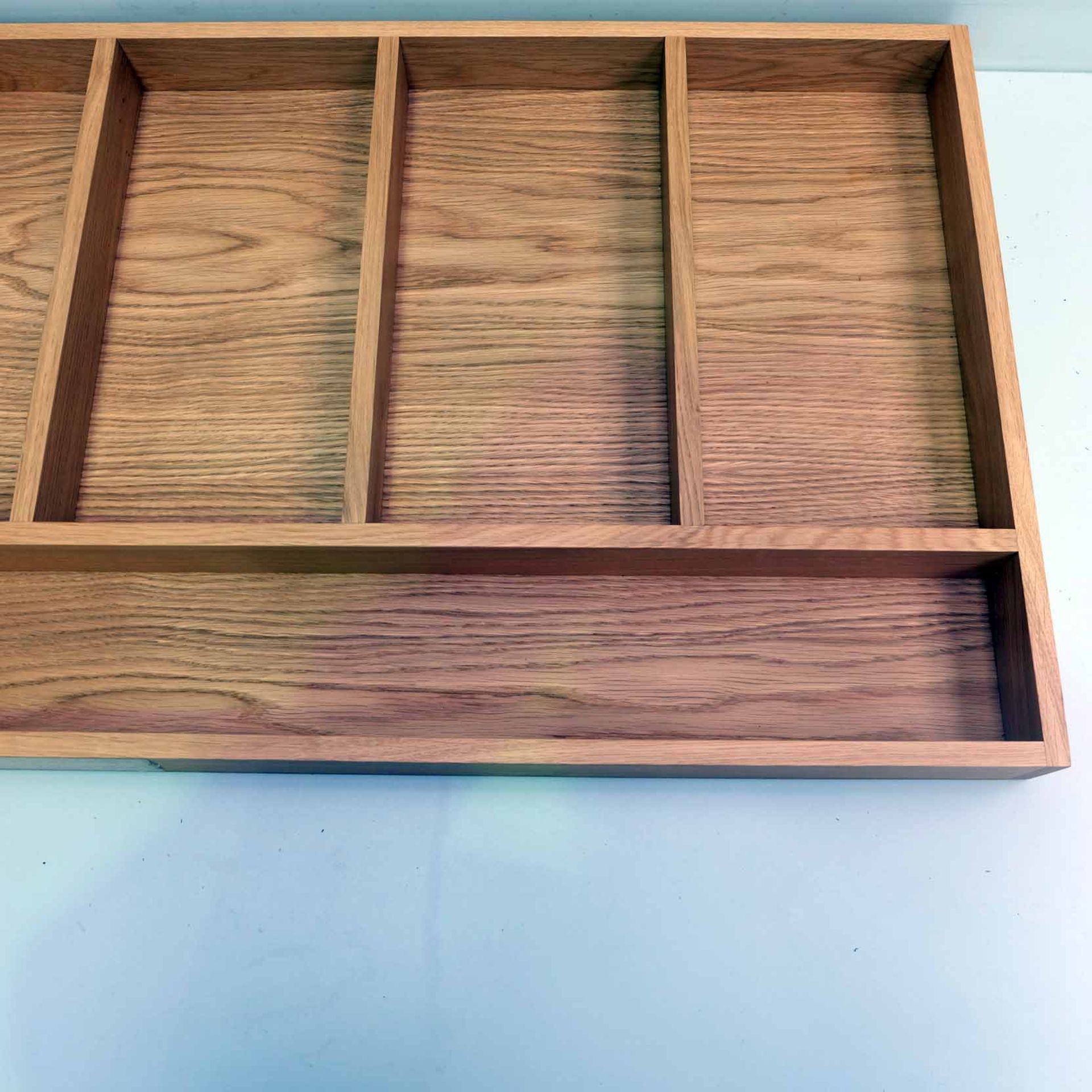 Solid Wood Drawer Insert. Size 918mm W x 482mm D x 55mm H. 6 x Segments. - Image 3 of 5