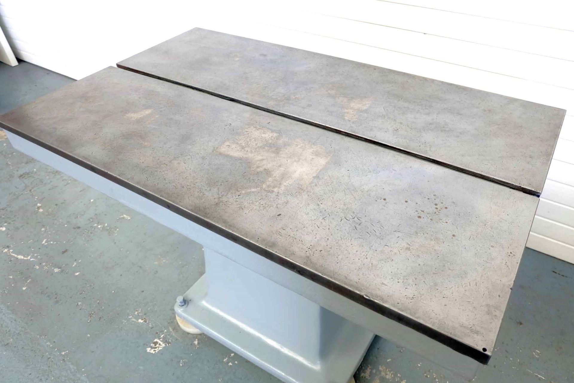 Cast Iron Surface Table With Tee Slot . Size: 54" x 32". Surface Height: 34". - Bild 4 aus 6