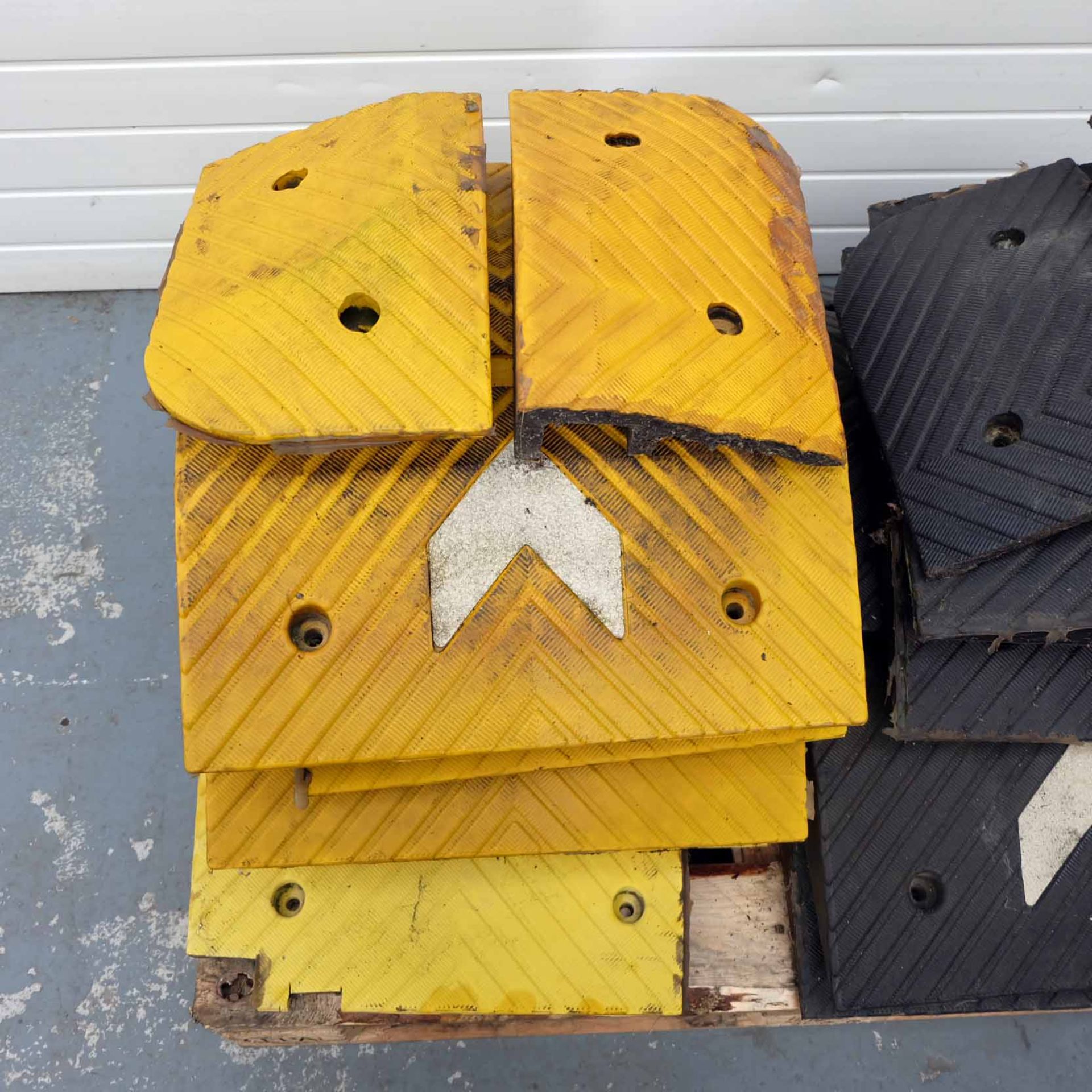 Sectional Speed Bump Rubber. Comprising of 8 x Yellow Sections & 8 x Black Sections. - Image 6 of 7