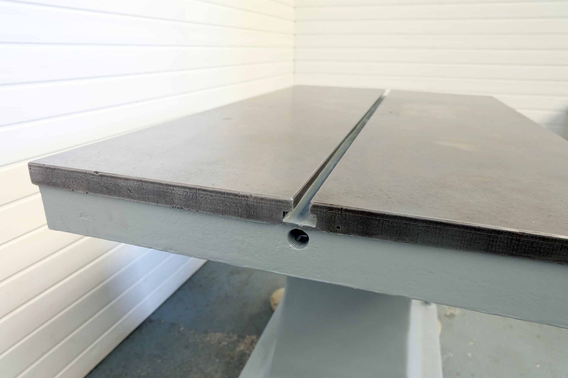 Cast Iron Surface Table With Tee Slot . Size: 54" x 32". Surface Height: 34". - Bild 6 aus 6