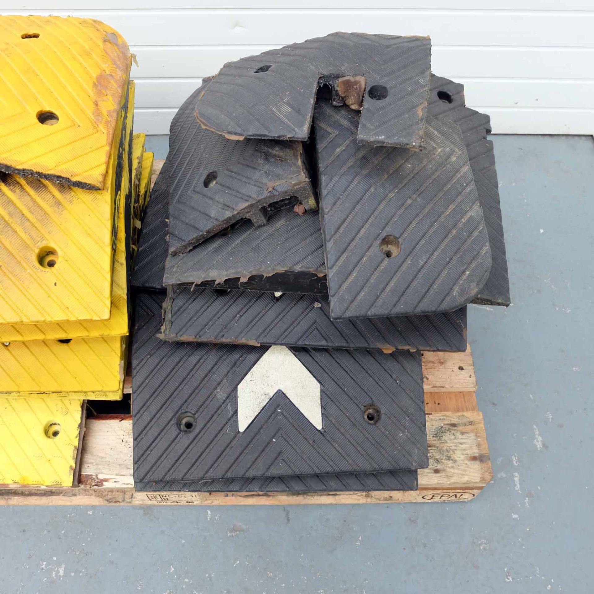 Sectional Speed Bump Rubber. Comprising of 8 x Yellow Sections & 8 x Black Sections. - Image 4 of 7