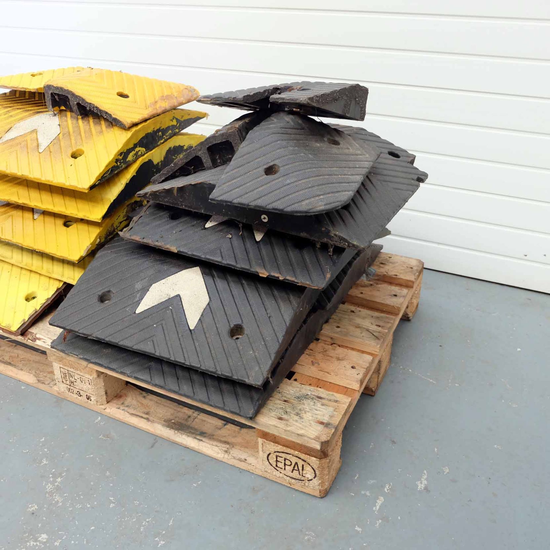 Sectional Speed Bump Rubber. Comprising of 8 x Yellow Sections & 8 x Black Sections. - Image 3 of 7