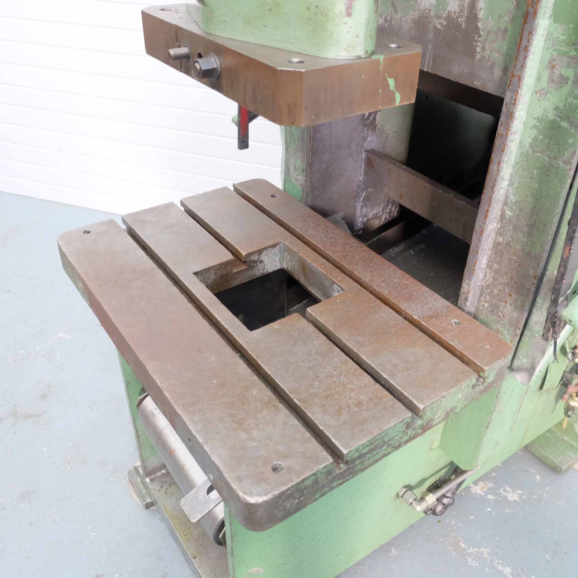 Hare Type 25GP Hydraulic Press. Capacity 25 Tonnes. Platen Size 29 3/4" x 20". Throat 10". Daylight - Bild 7 aus 11