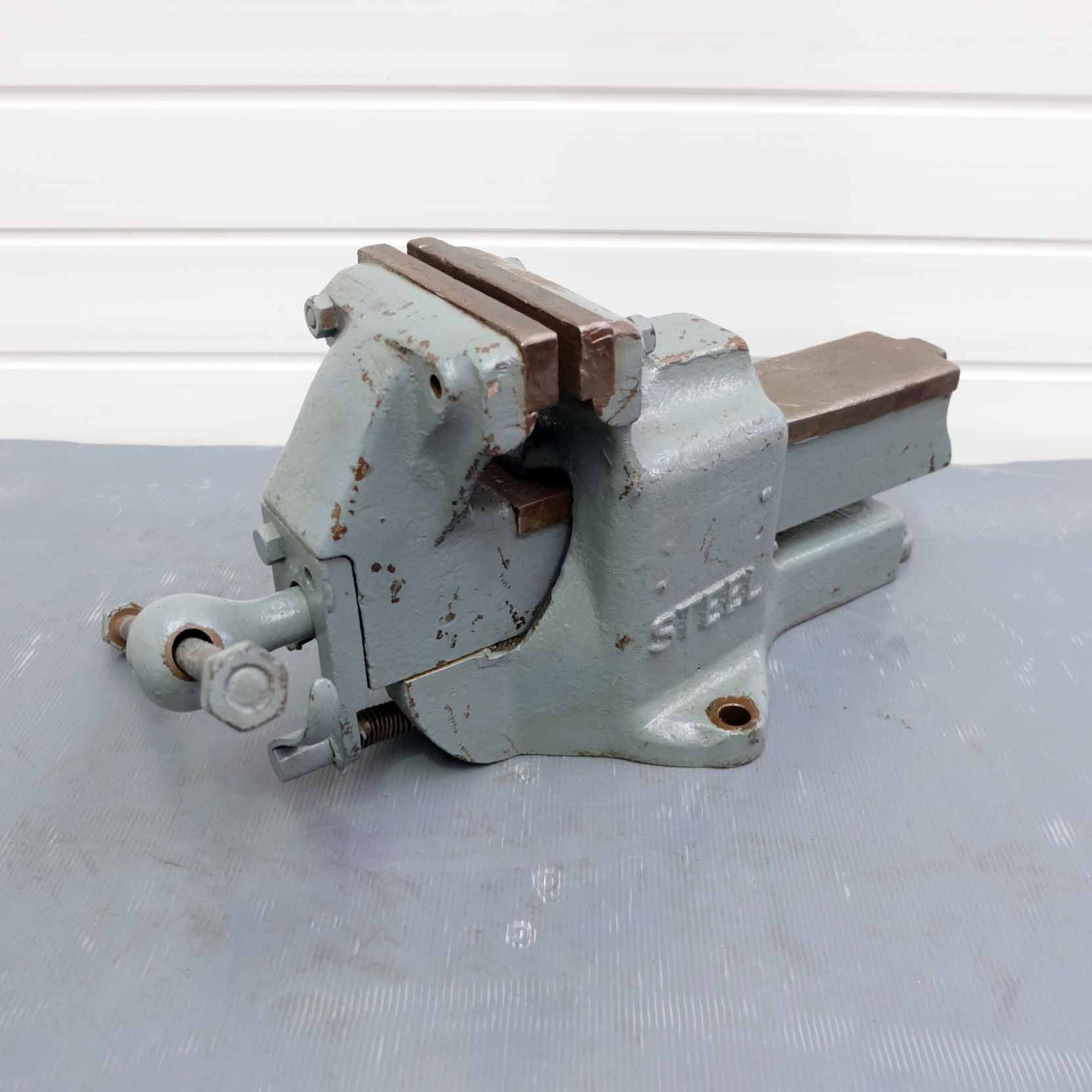 Alfred Herbert 6" Quick Release Bench Vice. Jaw Width 6". Jaw Height 3 3/4". Max Opening 7". - Bild 2 aus 6