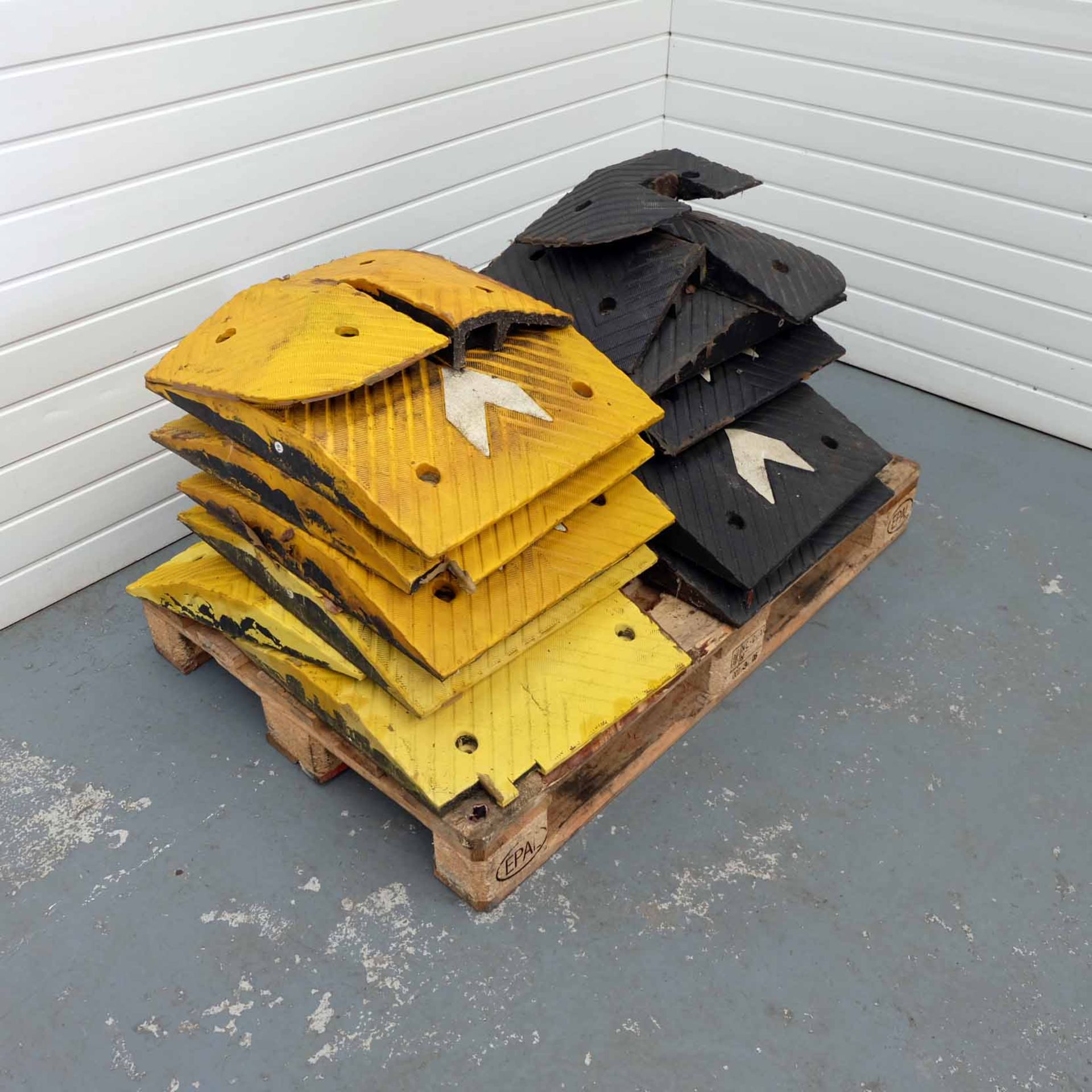 Sectional Speed Bump Rubber. Comprising of 8 x Yellow Sections & 8 x Black Sections. - Image 2 of 7