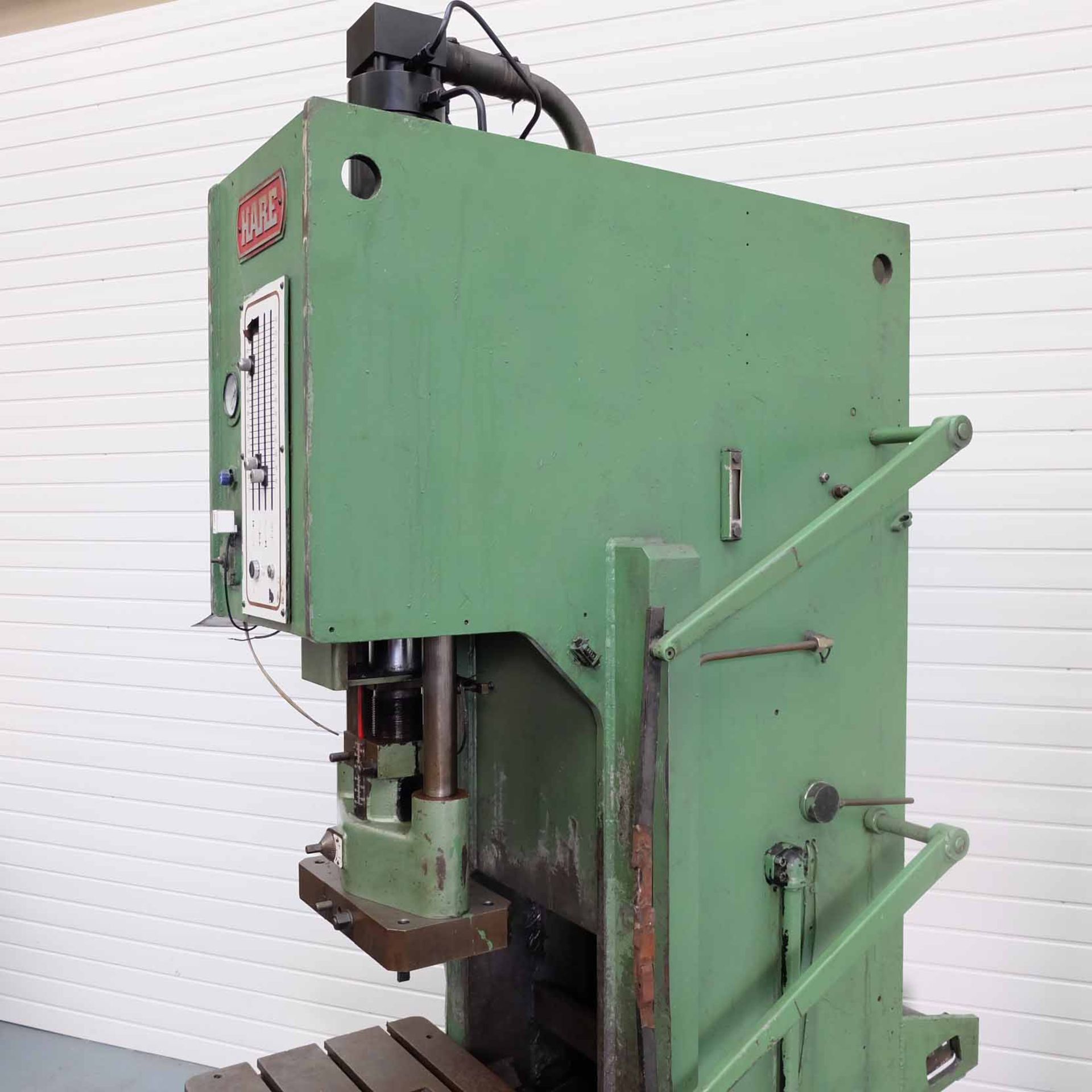 Hare Type 25GP Hydraulic Press. Capacity 25 Tonnes. Platen Size 29 3/4" x 20". Throat 10". Daylight - Image 3 of 11