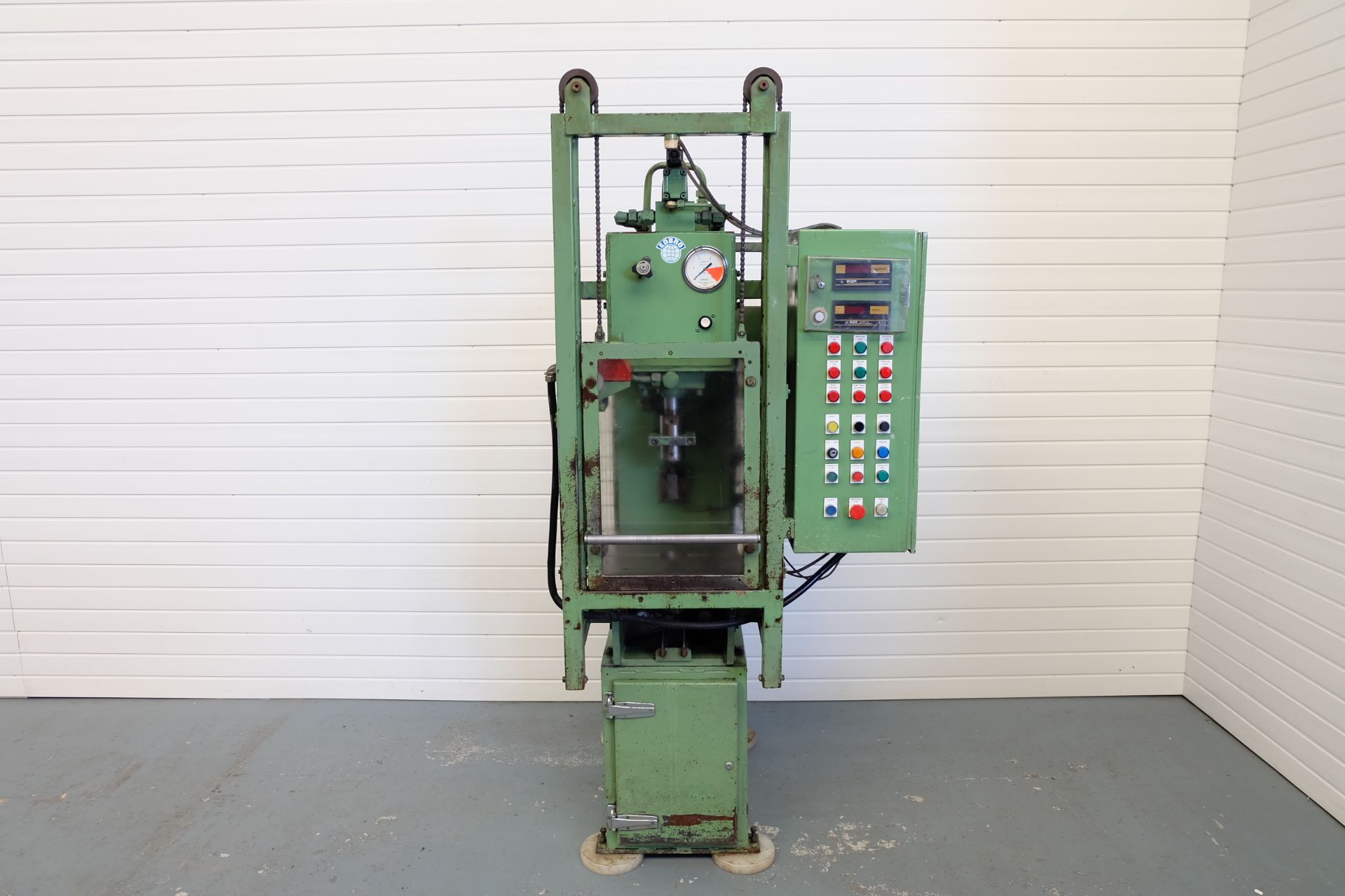 Edbro Hydraulic Press. Table Size 450mm x 360mm. Throat 150mm. Daylight 295mm. - Image 3 of 7