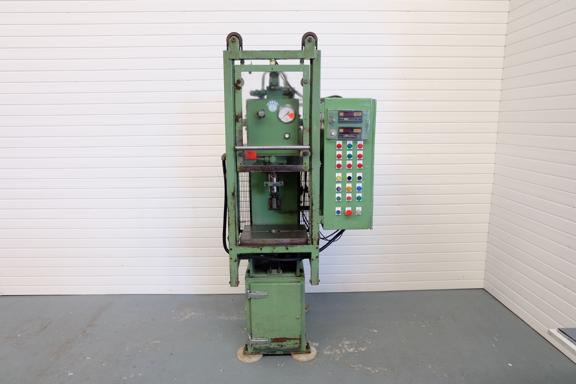 Edbro Hydraulic Press. Table Size 450mm x 360mm. Throat 150mm. Daylight 295mm.