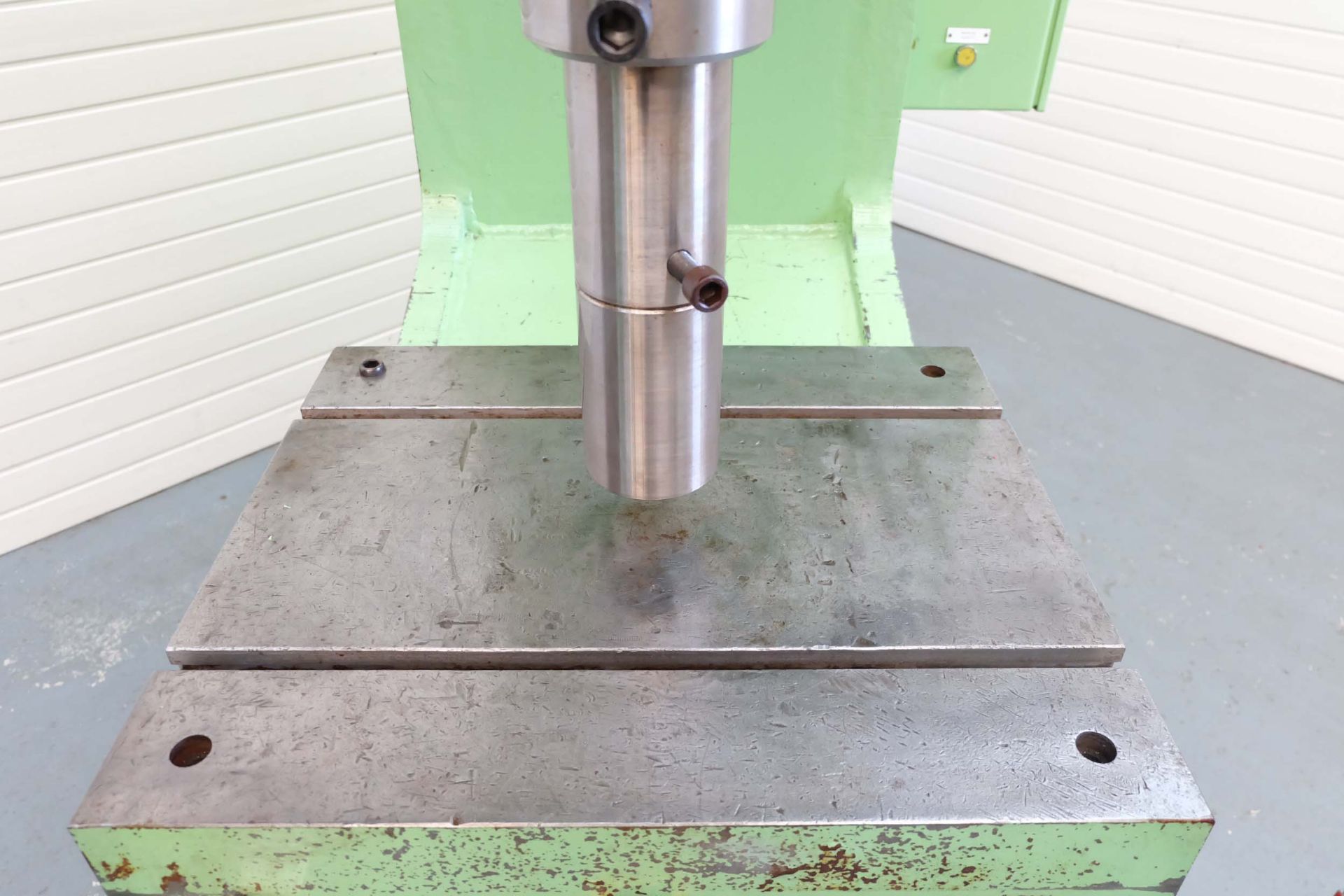 Edbro (EMT) Hydraulic Press. Capacity 75 Tonnes. Table Size 650mm x 550mm. Throat Depth 600mm. Dista - Bild 13 aus 16