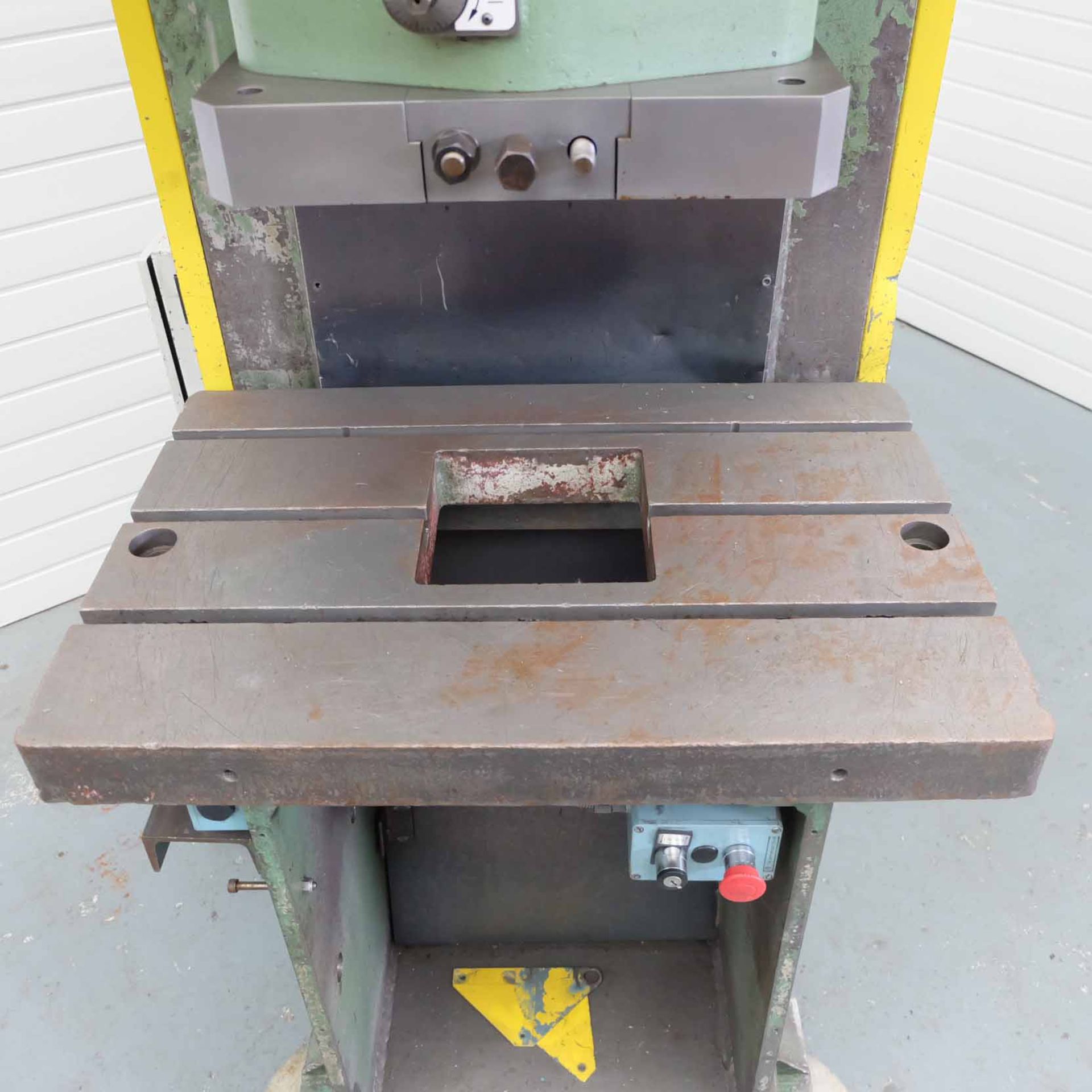 Hare Type 25GP Hydraulic Press. Capacity 25 Tonnes. Platen Size 30" x 20". Throat 10". Daylight 22". - Image 7 of 10