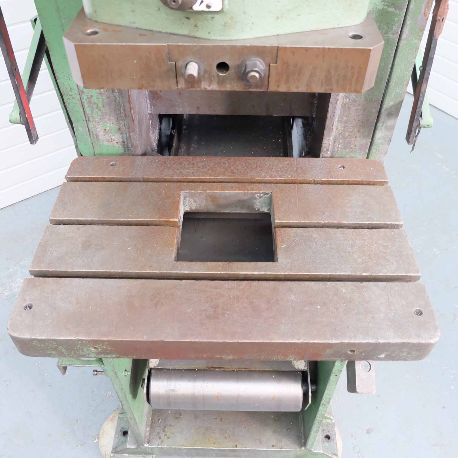 Hare Type 25GP Hydraulic Press. Capacity 25 Tonnes. Platen Size 29 3/4" x 20". Throat 10". Daylight - Image 6 of 11