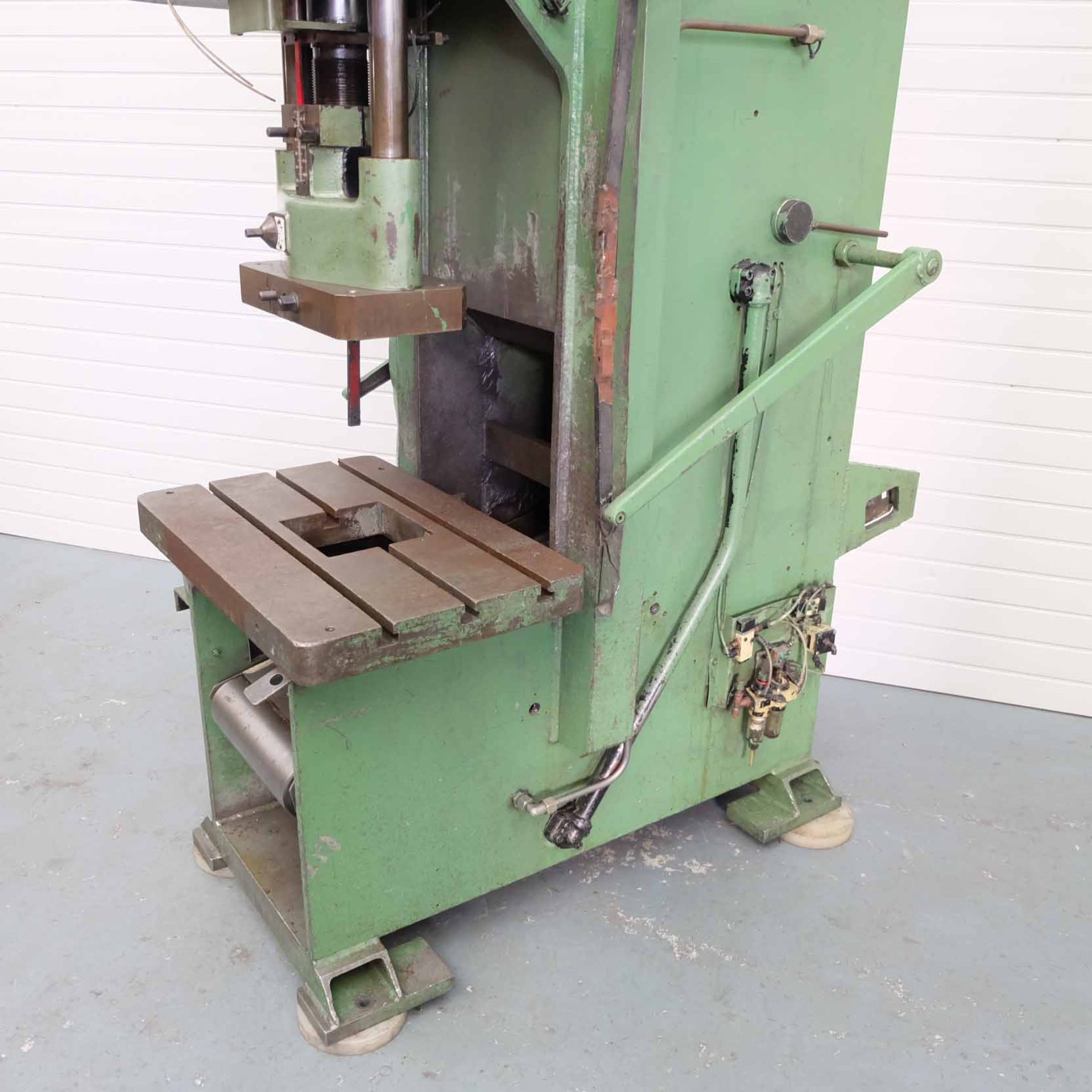 Hare Type 25GP Hydraulic Press. Capacity 25 Tonnes. Platen Size 29 3/4" x 20". Throat 10". Daylight - Image 4 of 11