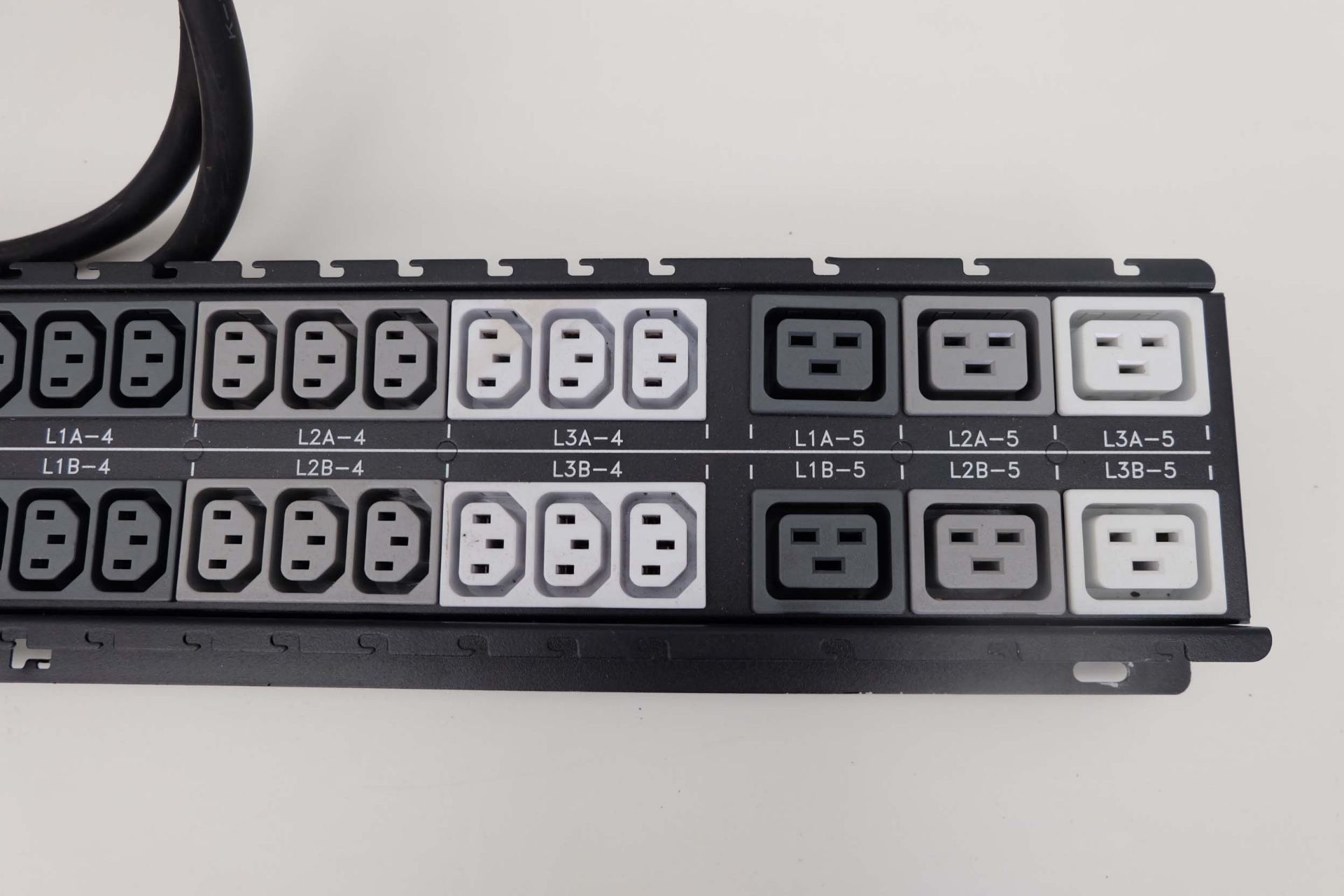 HP Power Monitoring PDU-S2132. Input: 1 Phase (2W - + END) 32 Amp Max. Output: 72 x 10 Amp & 6 x 16 - Bild 5 aus 9