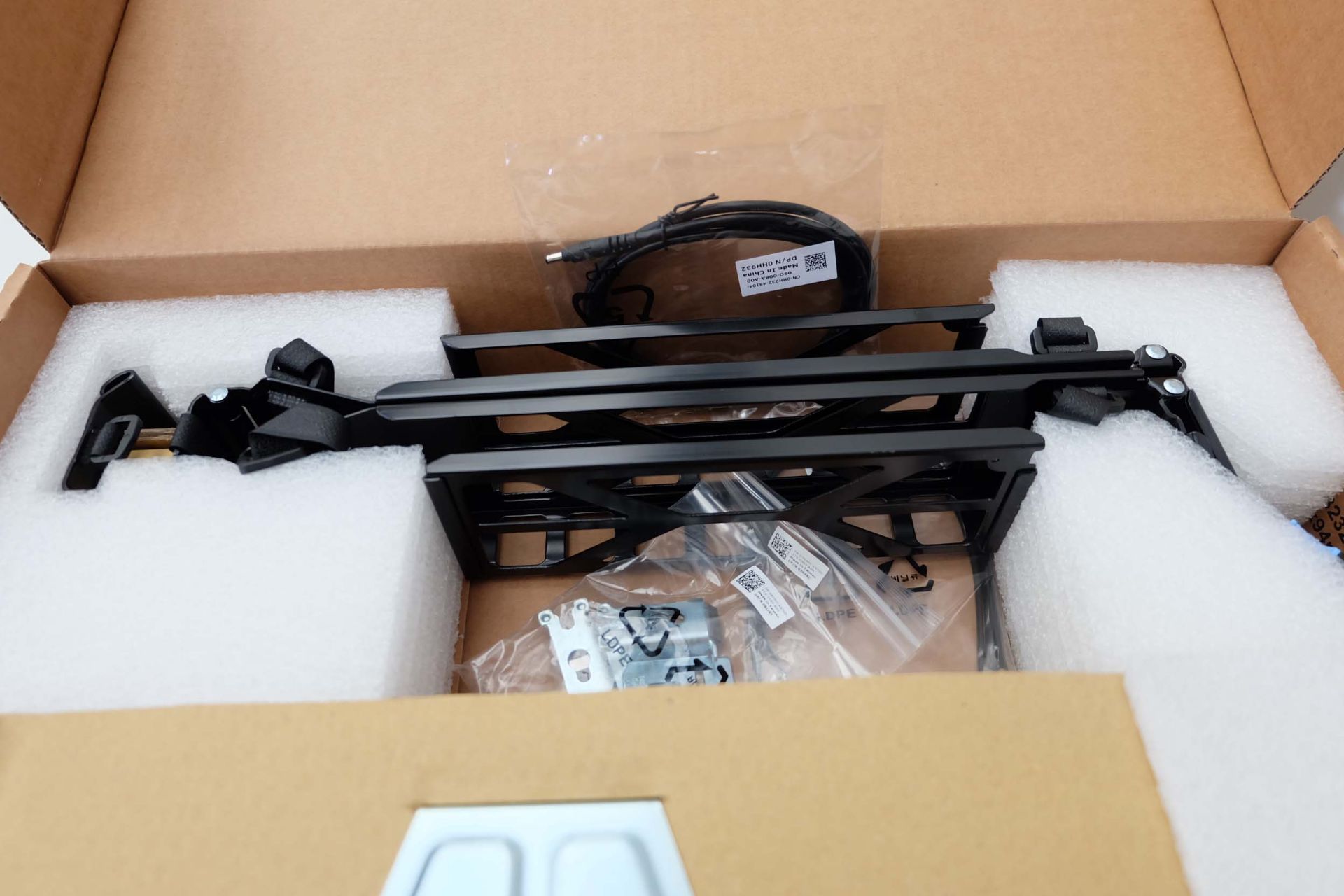 4 x Cable Management Arm Kits. (3 x 2V and 1 x 1U) New In Boxes. - Image 3 of 7