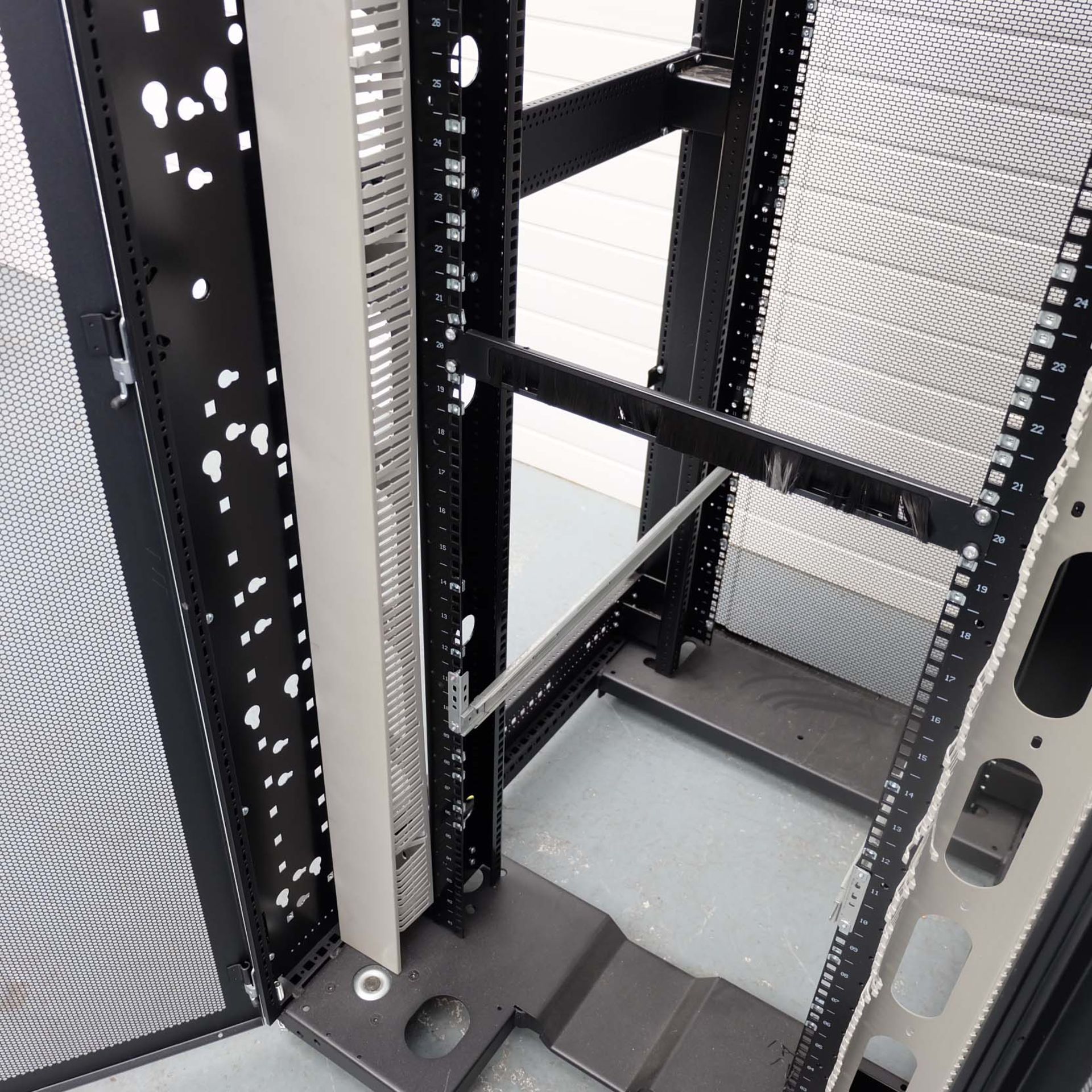 Hewlett Packard HP42U Enterprize Pallet Rack on Wheels. Size 800mm x 1075mm. Height 2000mm. Year 201 - Image 6 of 8