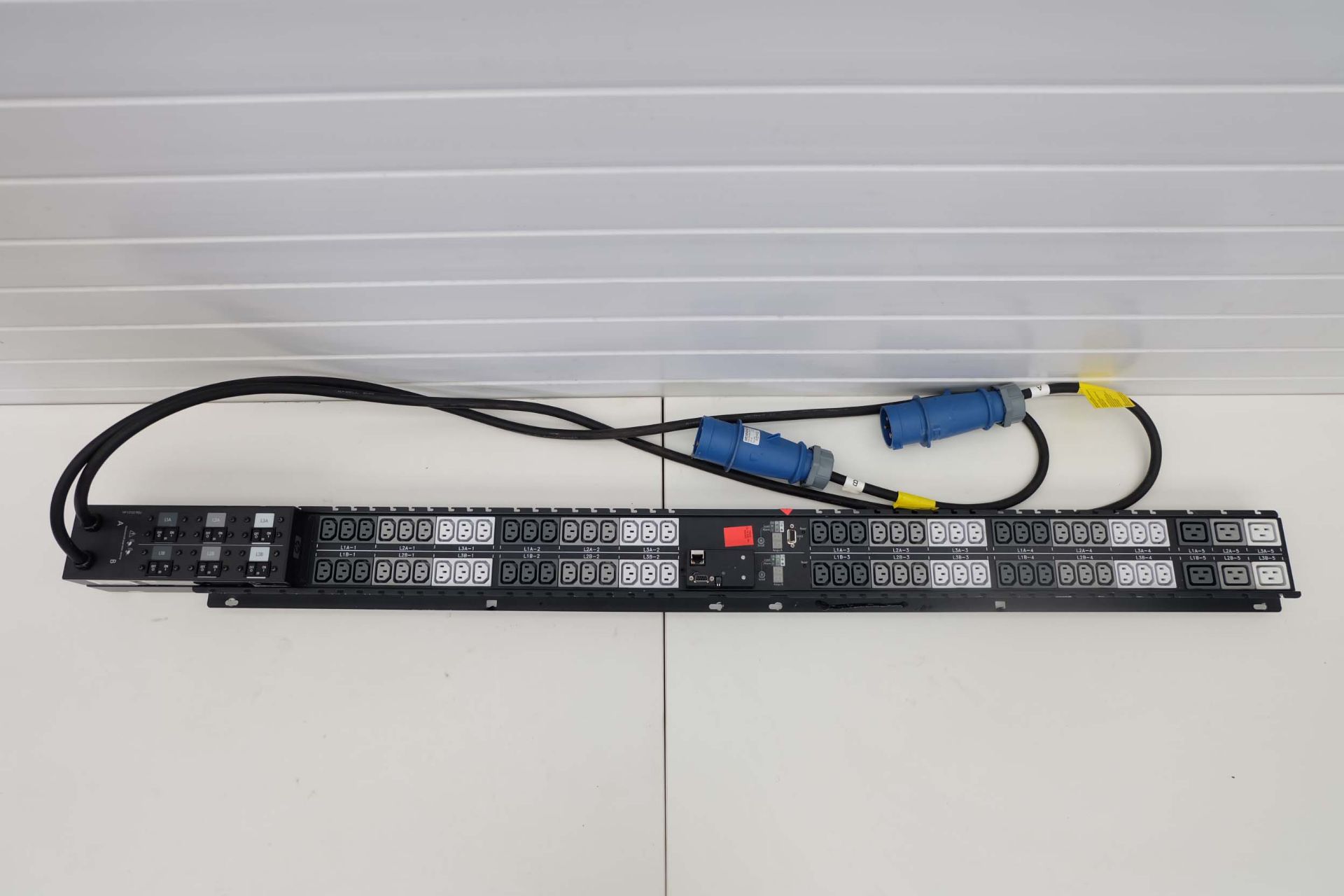 HP Power Monitoring PDU-S2132. Input: 1 Phase (2W - + END) 32 Amp Max. Output: 72 x 10 Amp & 6 x 16