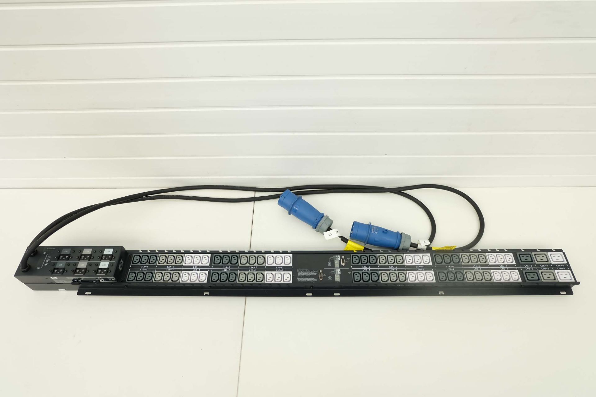 HP Power Monitoring PDU-S2132. Input: 1 Phase (2W - + END) 32 Amp Max. Output: 72 x 10 Amp & 6 x 16