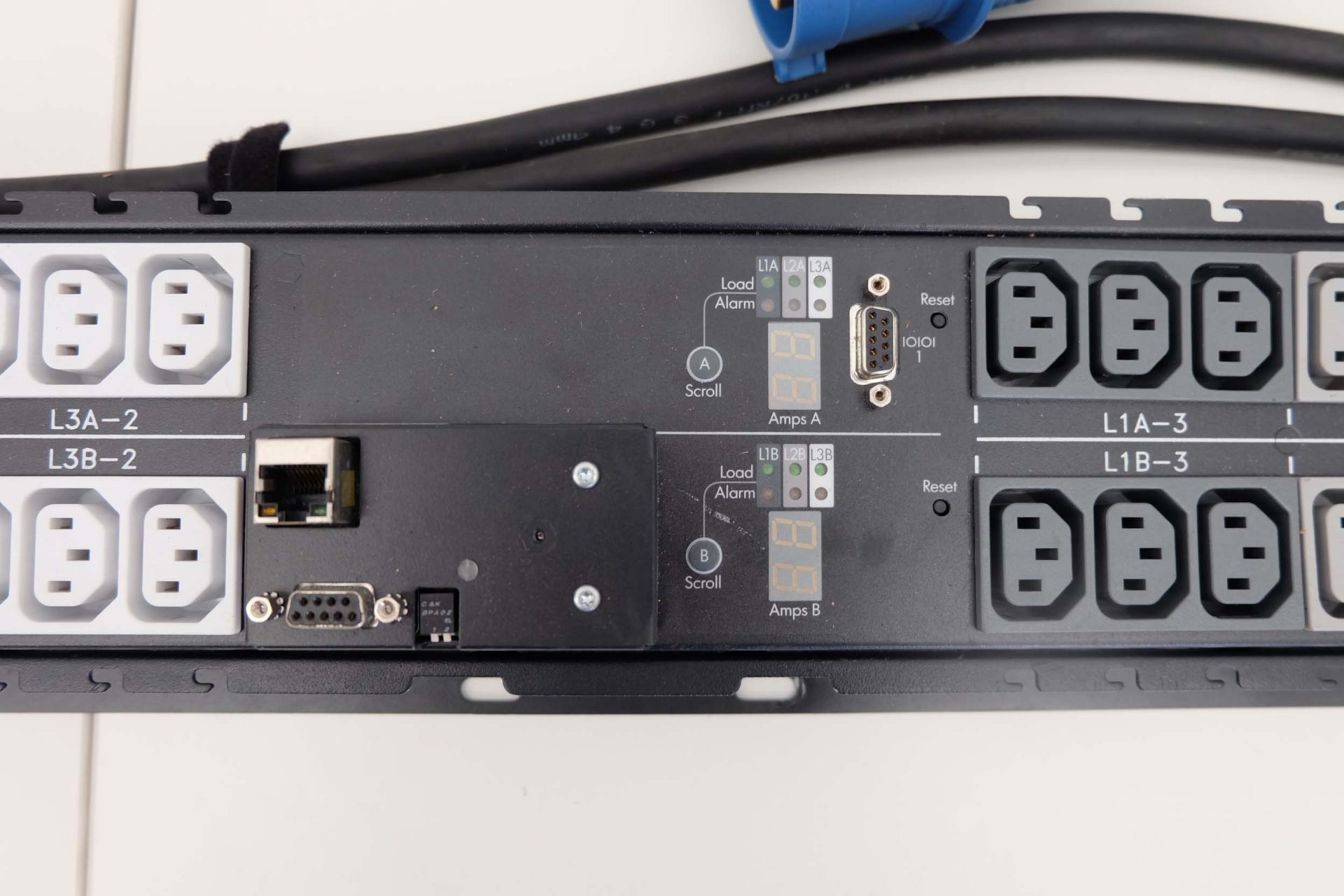 HP Power Monitoring PDU-S2132. Input: 1 Phase (2W - + END) 32 Amp Max. Output: 72 x 10 Amp & 6 x 16 - Image 3 of 9