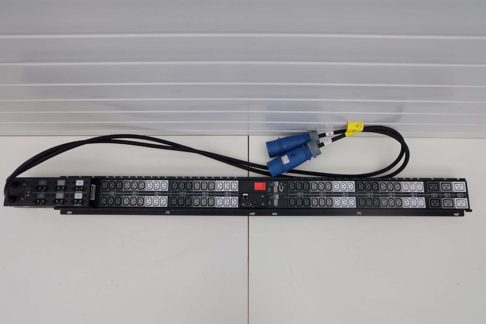 HP Power Monitoring PDU-S2132. Input: 1 Phase (2W - + END) 32 Amp Max. Output: 72 x 10 Amp & 6 x 16
