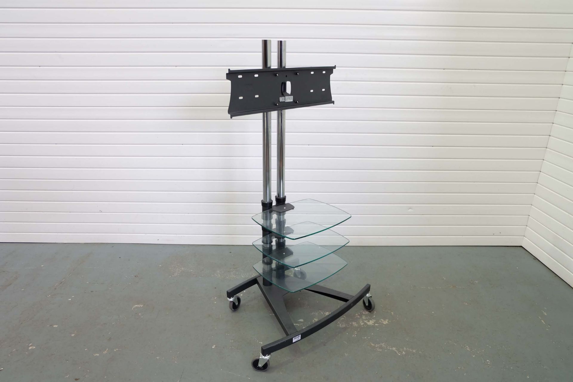 Unicol Ehibition T.V Media Stand on Wheels. 3 Glass Shelves. (T.V Brackets Missing) Size 880mm x 640 - Bild 2 aus 5