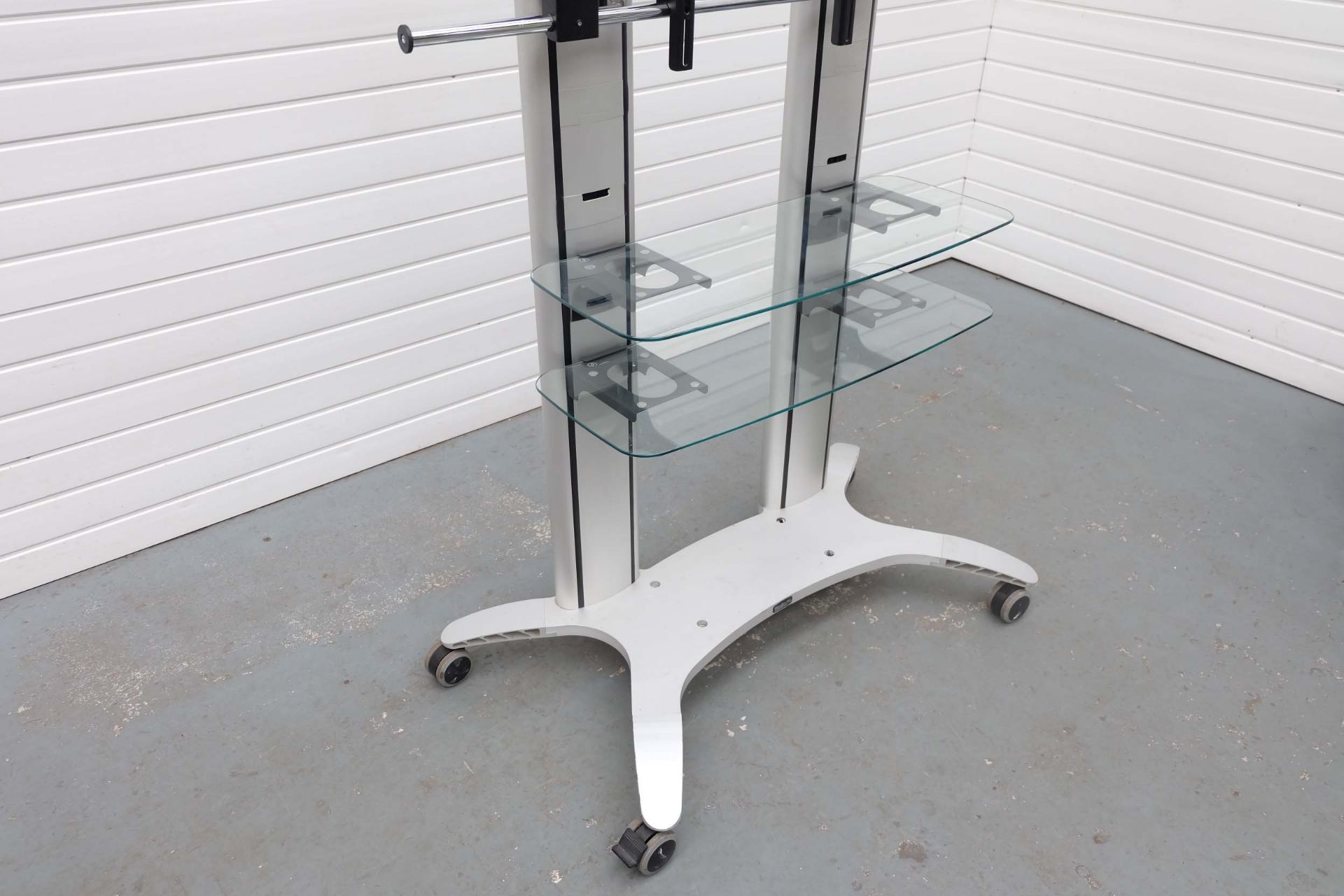 MODE-AL Exhibition T.V Media Stand on Wheels. 2 Glass Shelves. Adjustable T.V Bracket. Size 1100mm x - Image 2 of 6