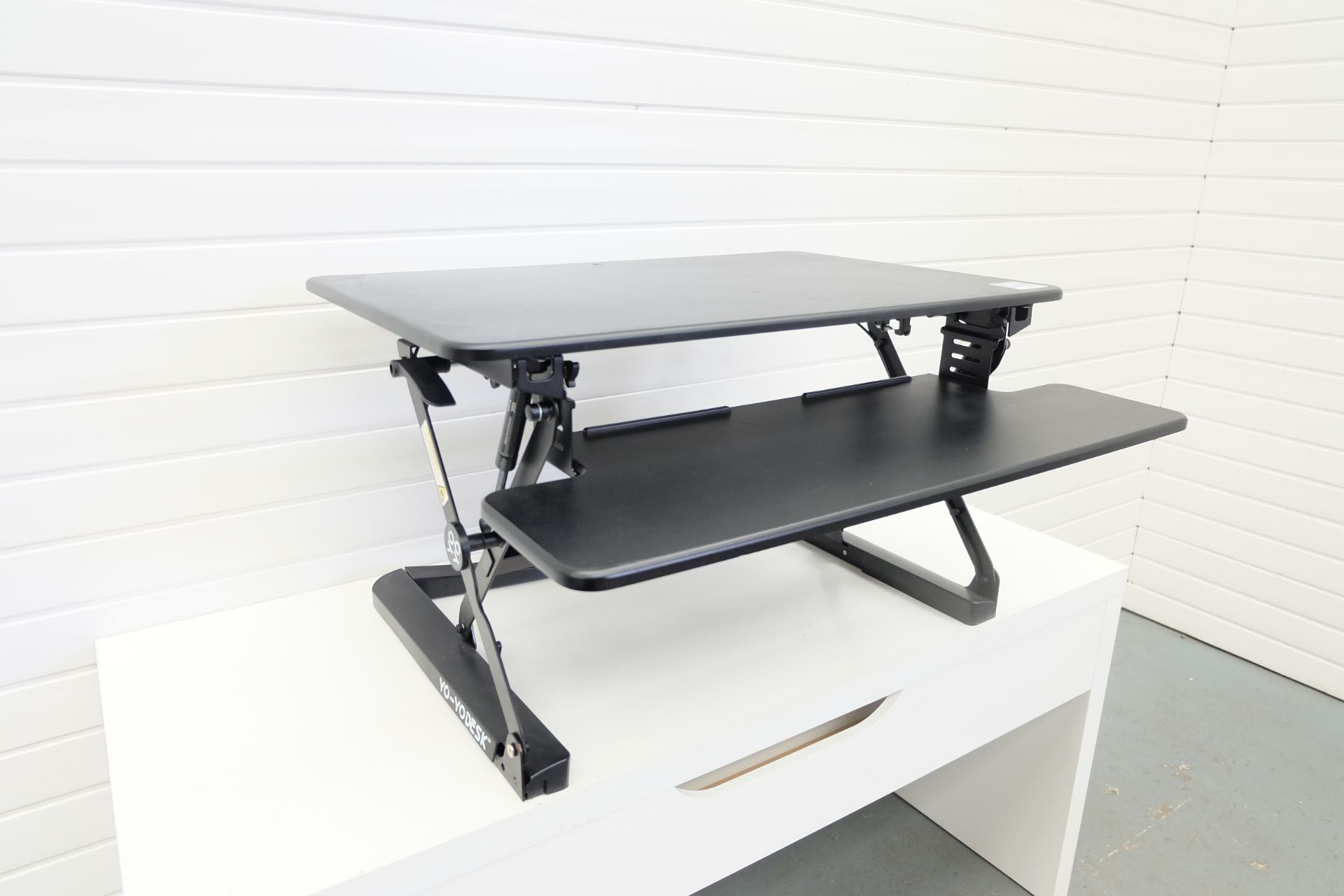 YO-YO DESK Adjustable Standing Desk. Variable Heights. Keyboard Shelf. 35" Wide. 20" Max Height. - Bild 2 aus 5