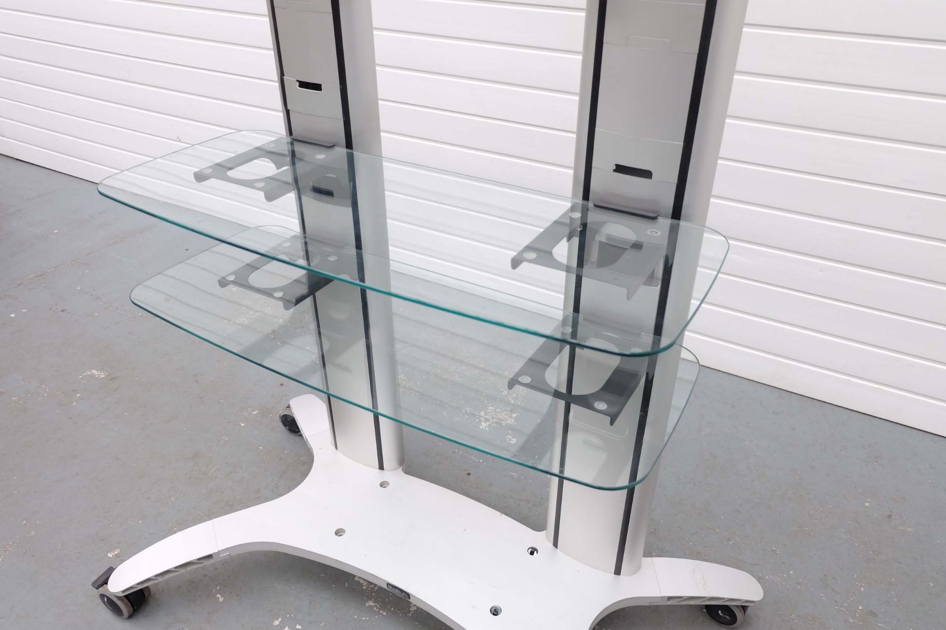 MODE-AL Exhibition T.V Media Stand on Wheels. 2 Glass Shelves. Adjustable T.V Bracket. Size 1100mm x - Image 5 of 6