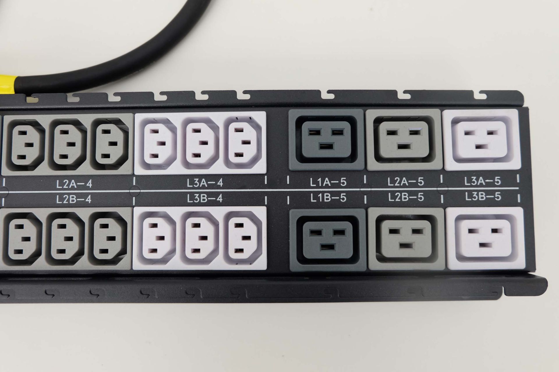 HP Power Monitoring PDU-S2132. Input: 1 Phase (2W - + END) 32 Amp Max. Output: 72 x 10 Amp & 6 x 16 - Image 4 of 8