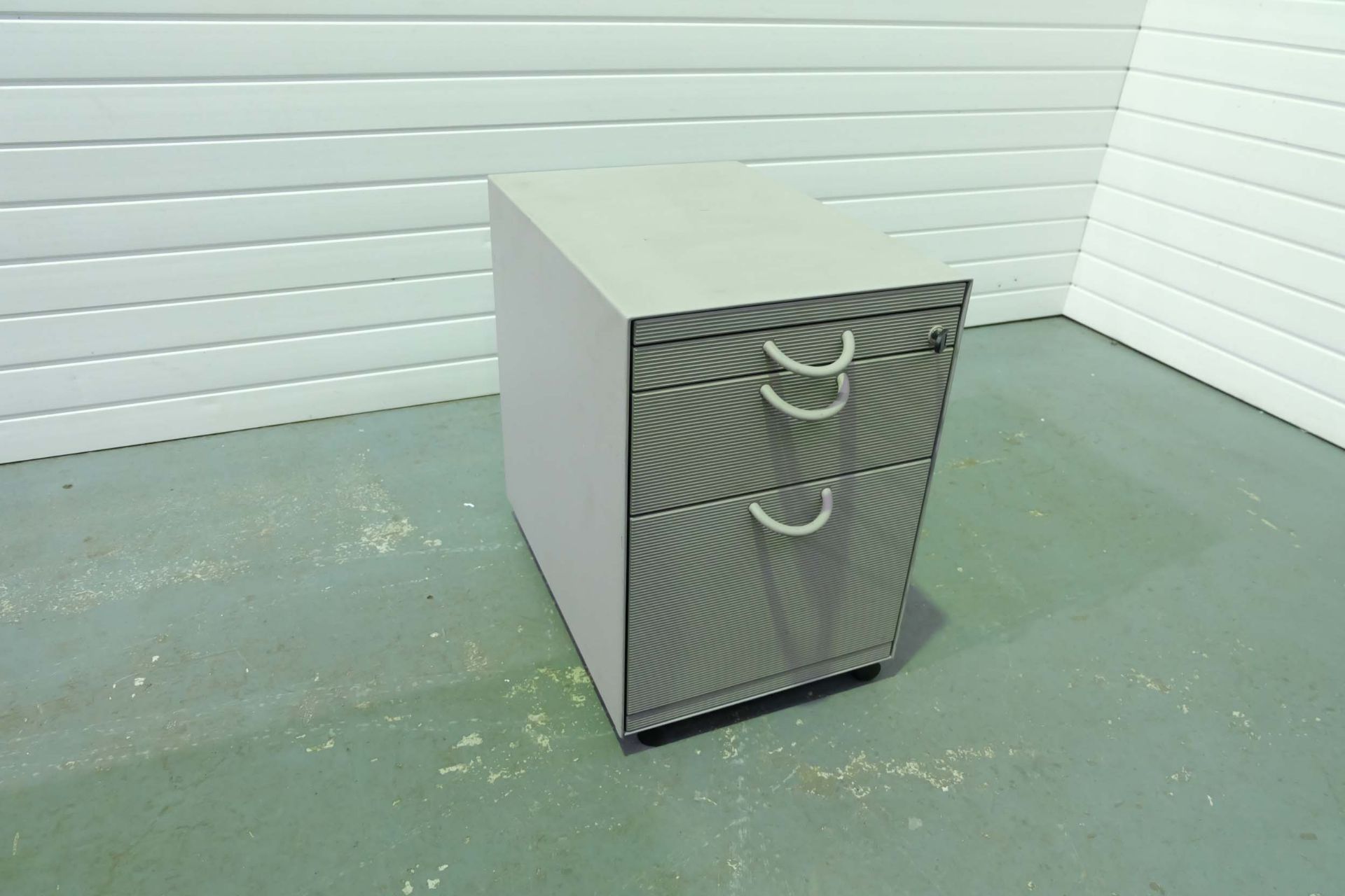 3 Drawer Lockable Steel Cabinet on Wheels. Size 415mm x 600mm x 610mm High. - Bild 2 aus 4