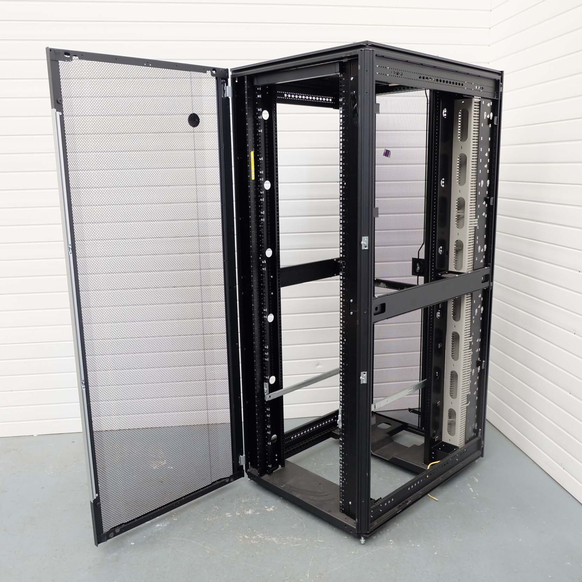 Hewlett Packard HP42U Enterprize Pallet Rack on Wheels. Size 800mm x 1075mm. Height 2000mm. Year 201 - Image 2 of 8