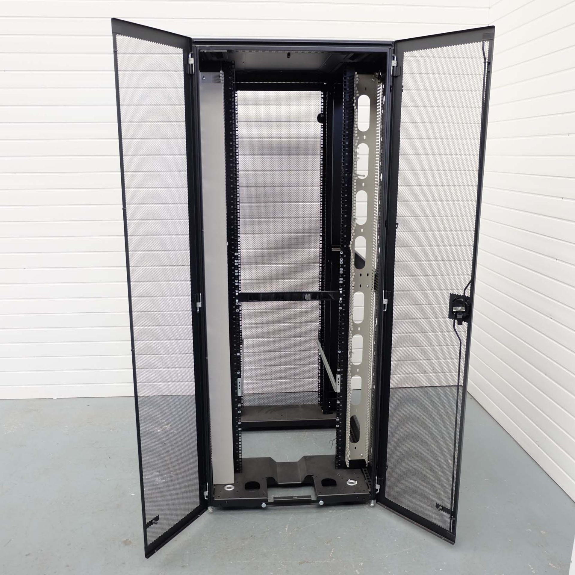 Hewlett Packard HP42U Enterprize Pallet Rack on Wheels. Size 800mm x 1075mm. Height 2000mm. Year 201 - Image 4 of 8