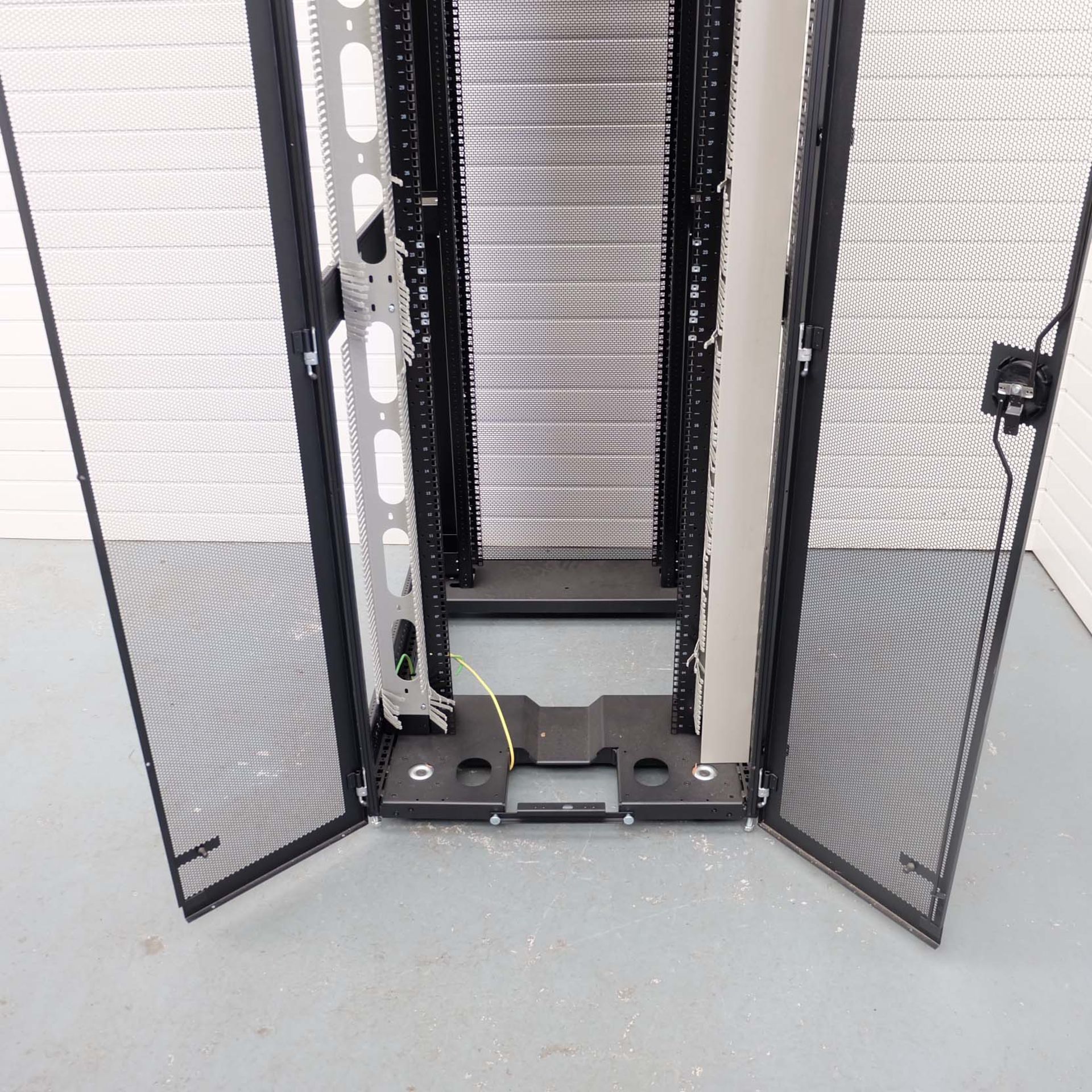 Hewlett Packard HP42U Enterprize Pallet Rack on Wheels. Size 800mm x 1075mm. Height 2000mm. Year 201 - Image 3 of 6