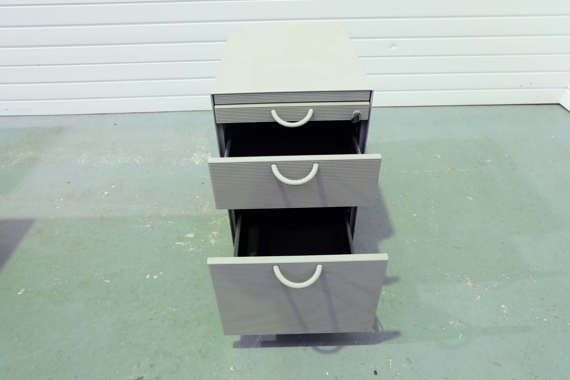 3 Drawer Lockable Steel Cabinet on Wheels. Size 415mm x 600mm x 610mm High. - Bild 3 aus 4