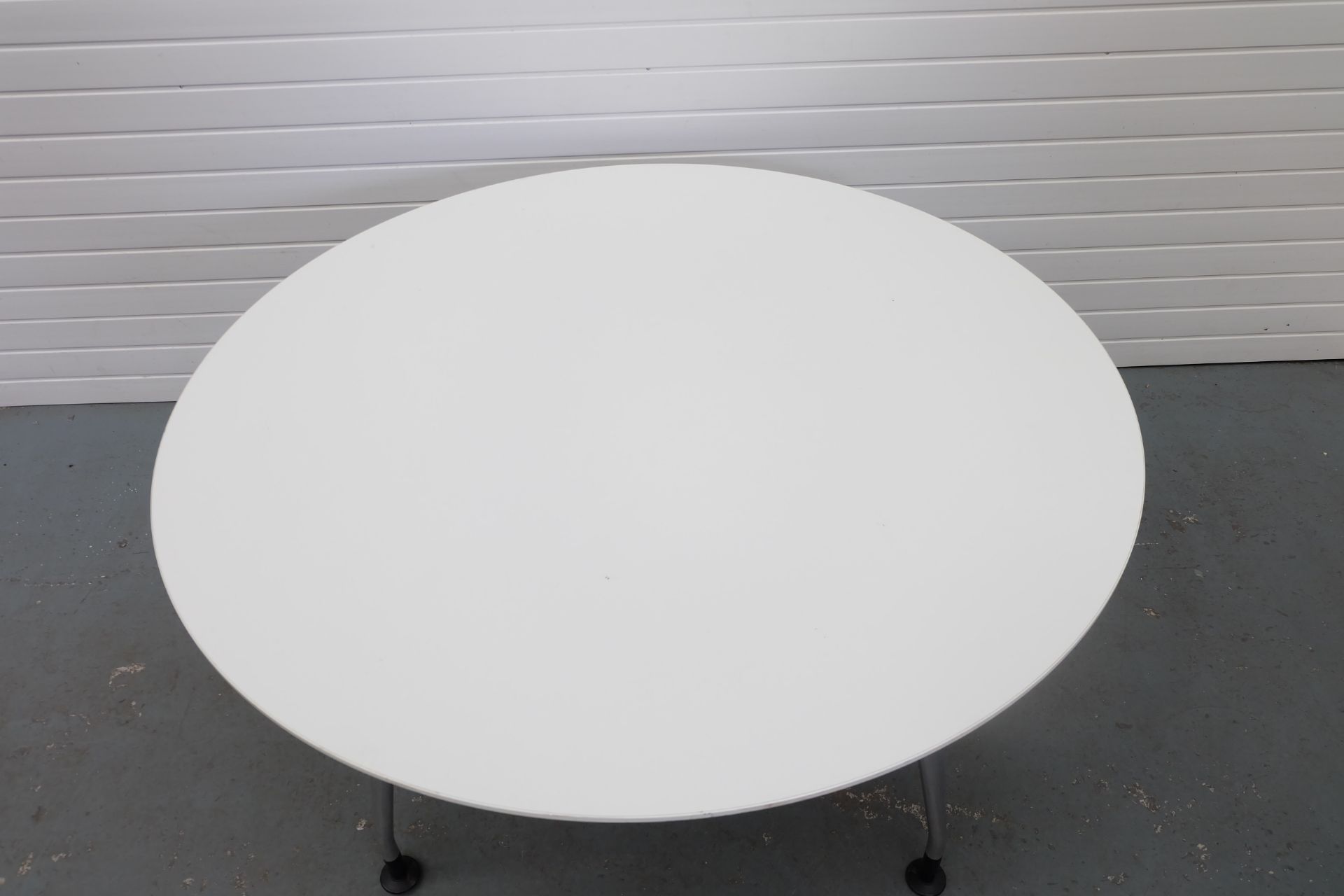 White Round Table. 4 Metal Legs and Adjustable Feet. Size 1500mm Diameter x 800mm High. - Bild 3 aus 3