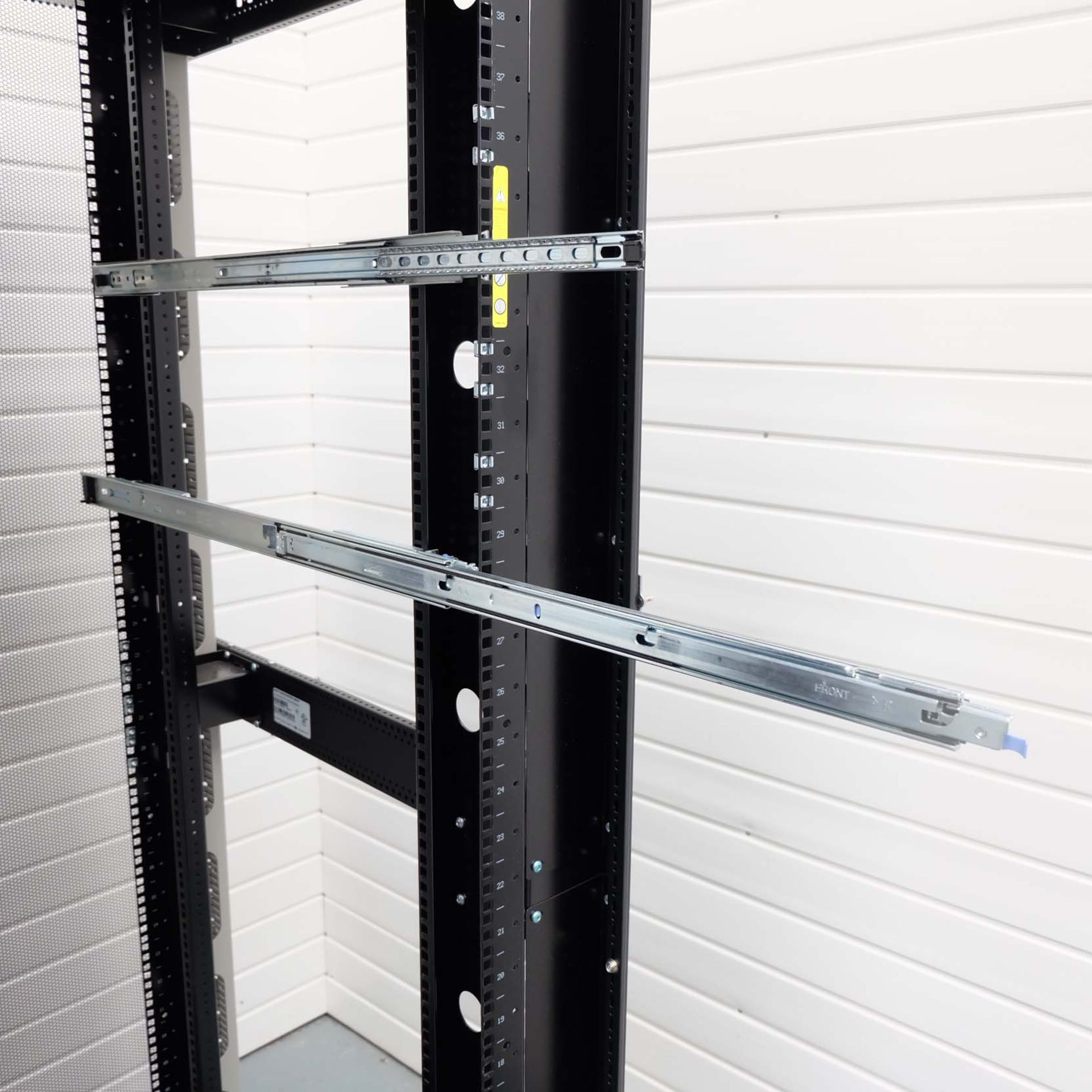 Hewlett Packard HP42U Enterprize Pallet Rack on Wheels. Size 800mm x 1075mm. Height 2000mm. Year 201 - Image 8 of 10