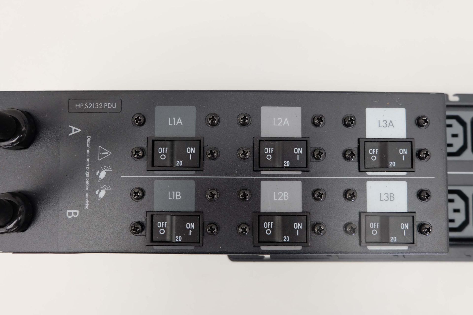 HP Power Monitoring PDU-S2132. Input: 1 Phase (2W - + END) 32 Amp Max. Output: 72 x 10 Amp & 6 x 16 - Bild 2 aus 9