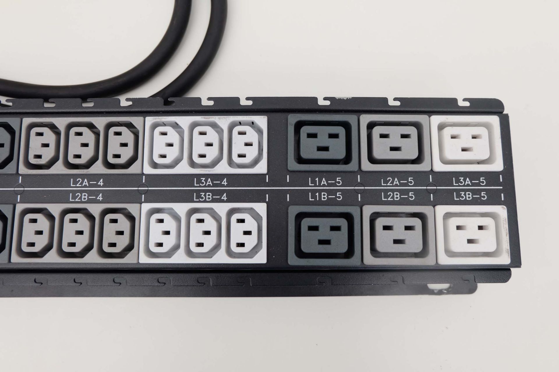 HP Power Monitoring PDU-S2132. Input: 1 Phase (2W - + END) 32 Amp Max. Output: 72 x 10 Amp & 6 x 16 - Image 4 of 9