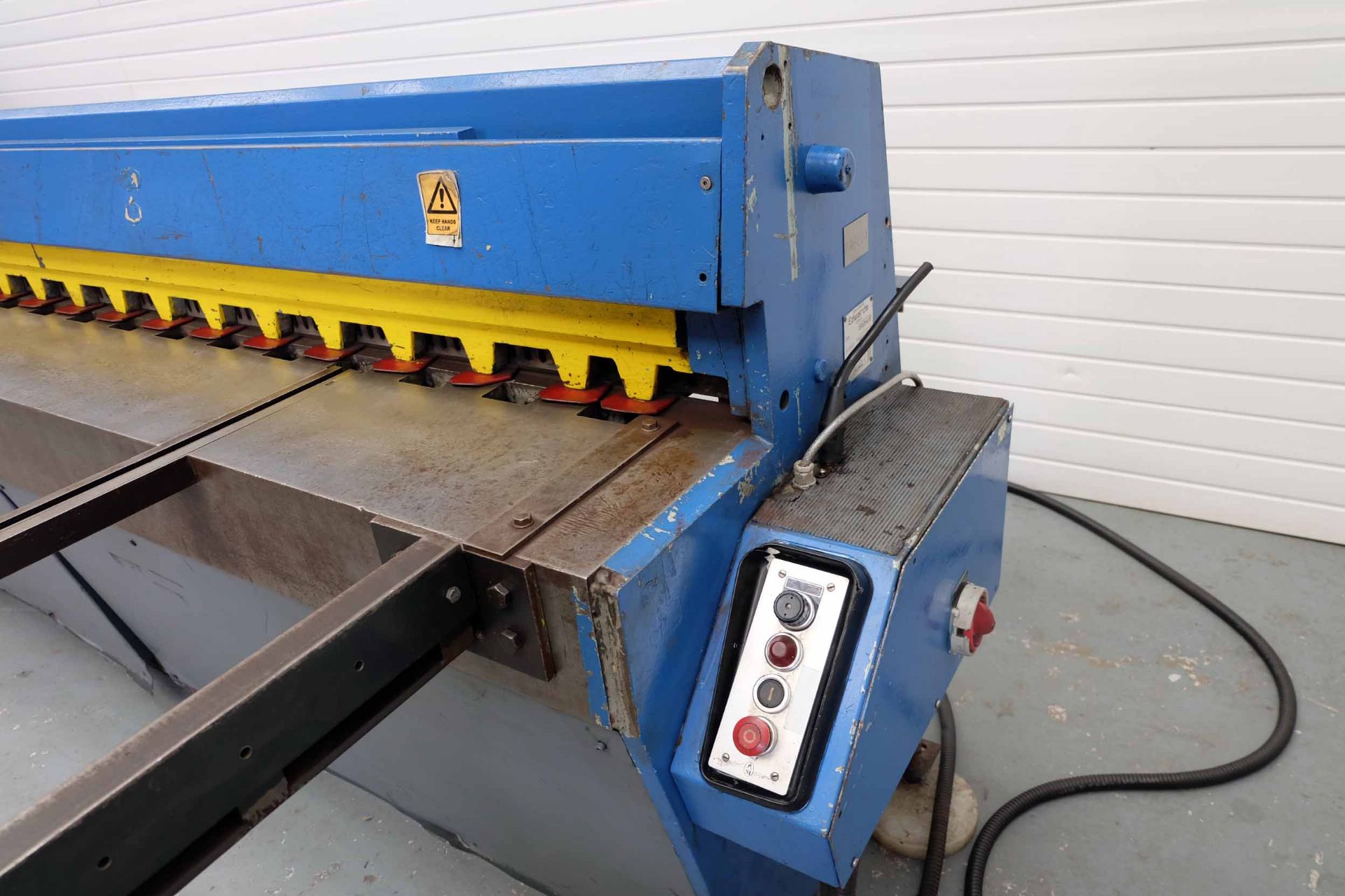 Edwards Truecut Model 3.25/2500DD Direct Drive Power Guillotine. Capacity 3.25mm x 2500mm. With Fron - Bild 3 aus 9