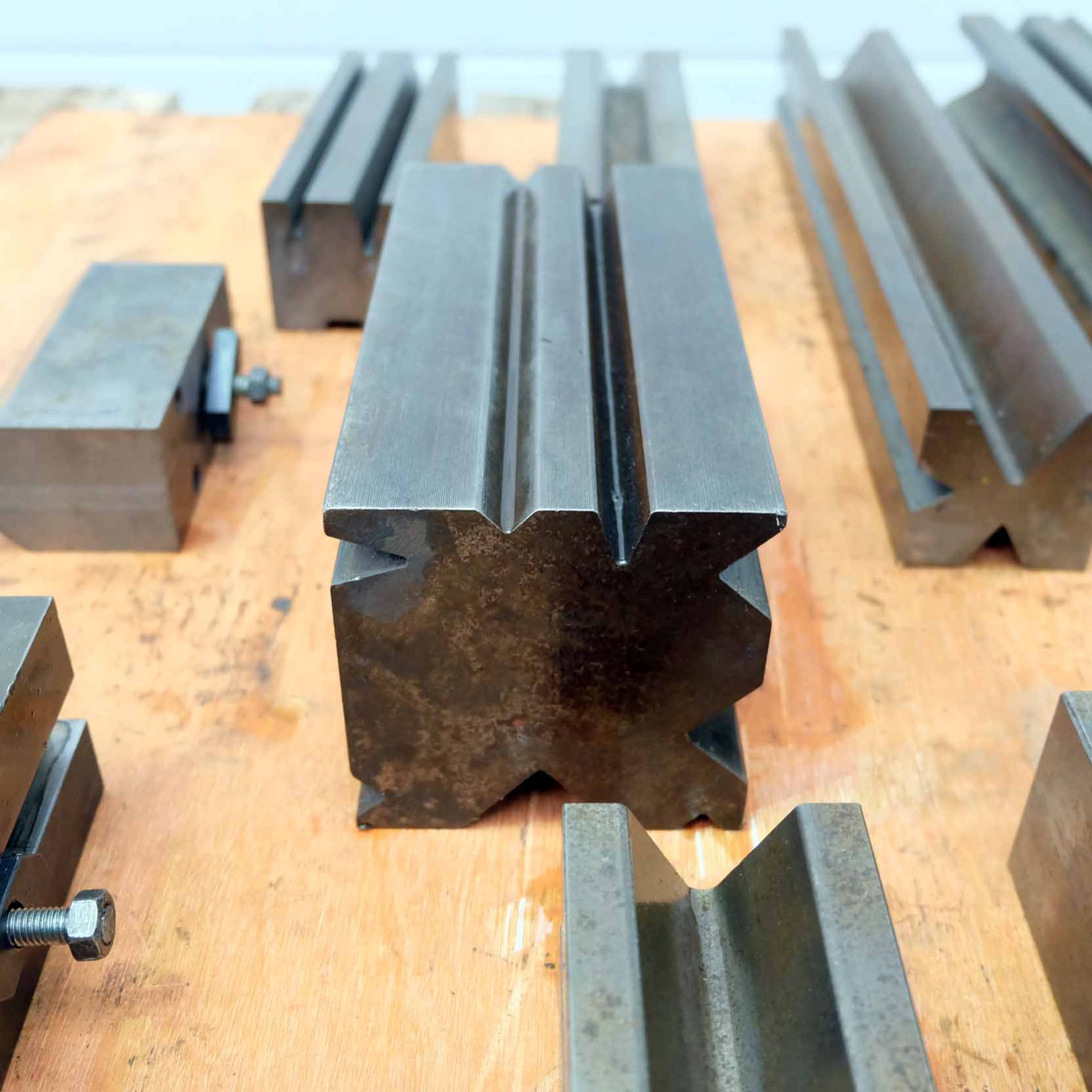 Quantity of Miscalaneous Press Brake Bottom Tooling. Various Sizes & Shapes. - Bild 5 aus 7