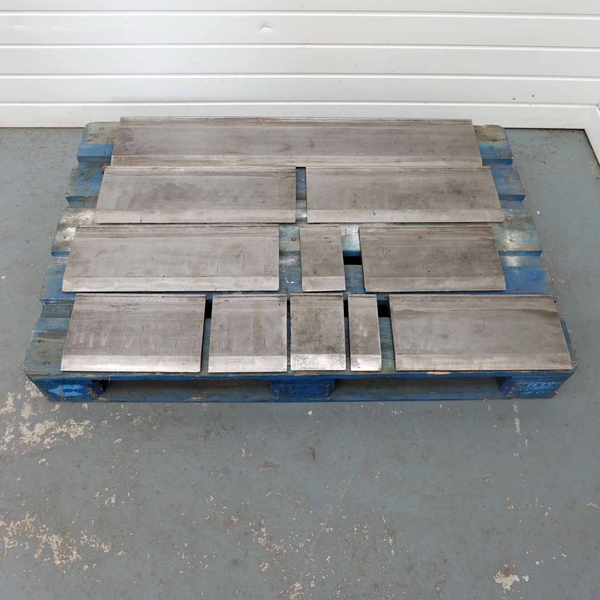 Set of Press Brake Top Tooling. Various Lengths. 1 x 995mm. 1 x 500mm. 1 x 380mm. 2 x 495mm. 1 x 330 - Image 2 of 6