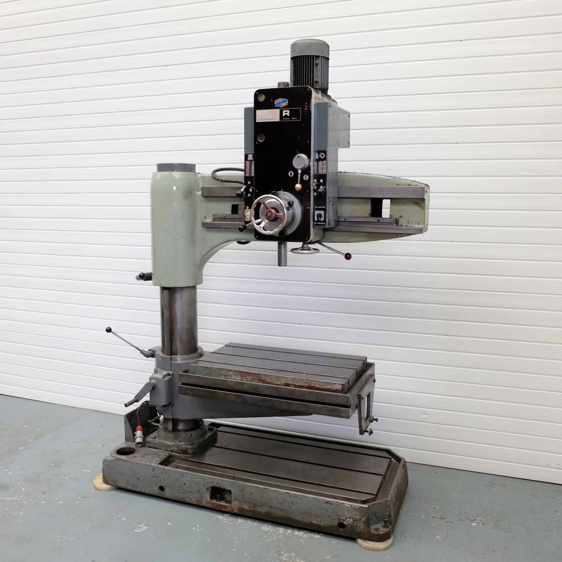 Q&S R4 Radial Arm Drill. Arm Radius 4'. Spindle Size 4MT. Table Size 35 3/4" x 21". Spindle Speeds 6 - Image 2 of 11