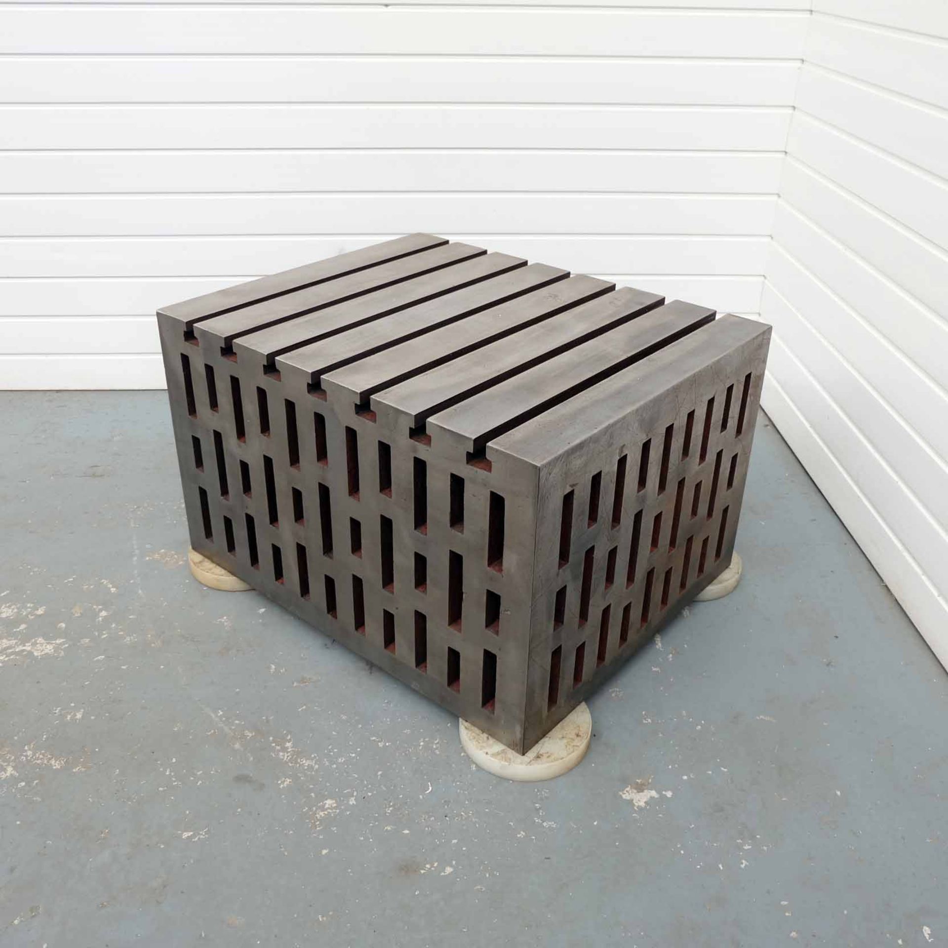 Tee Slotted Cube. Size 30" x 24" x 18". Tee Slotted on 30" x 24" Side. - Bild 2 aus 6
