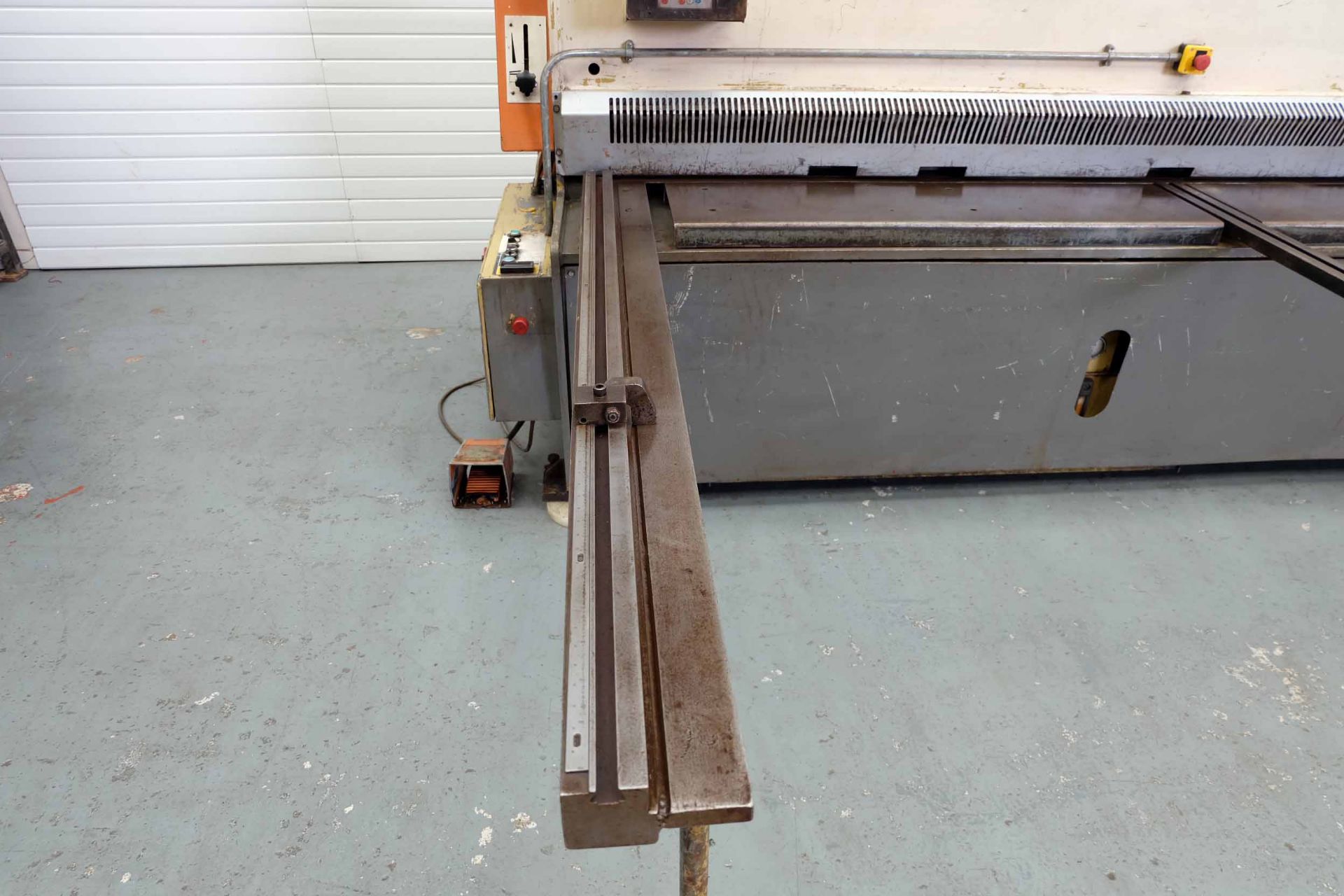 Edwards Model G.M 3m Guillotine. Capacity 6.5mm x 3080mm. Elgo Electric Control. Power Back Gauge. - Image 3 of 12