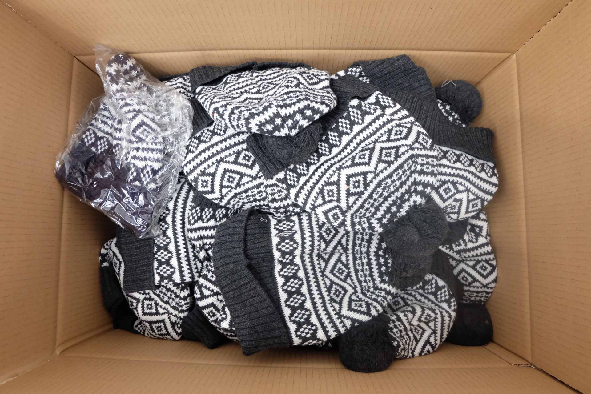 Quantity of Knitted Goods as Photographed. Includes Fingerless Gloves, Hats, Snoods, Socks & Scarfs. - Image 10 of 11