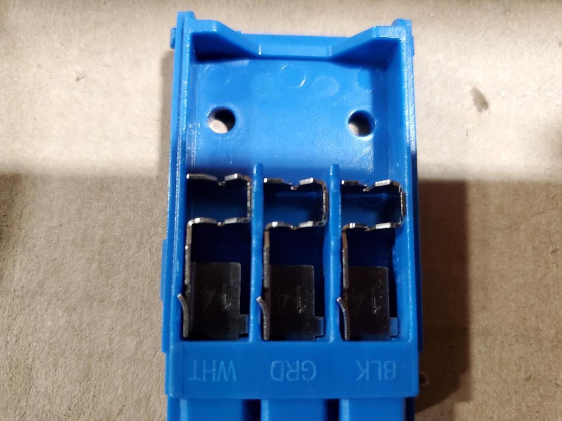 Qty 183 - crossover connector. EL ED-JK04 BLU 15A 14G 3-WIRE. - Image 4 of 6