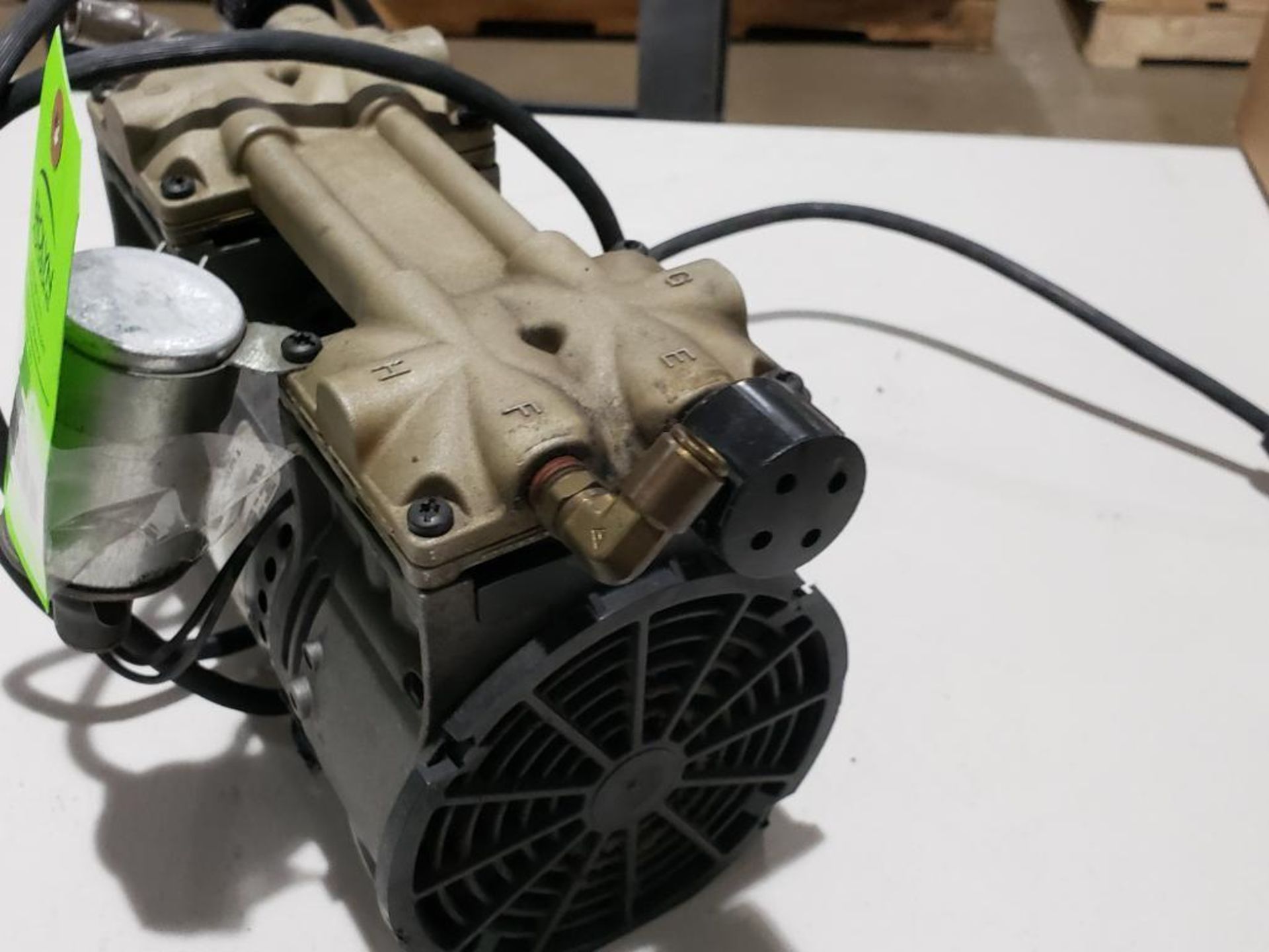 Thomas Gardner Denver oil-less piston air compressor vacuum pump. Model 2680CE44. - Image 4 of 5